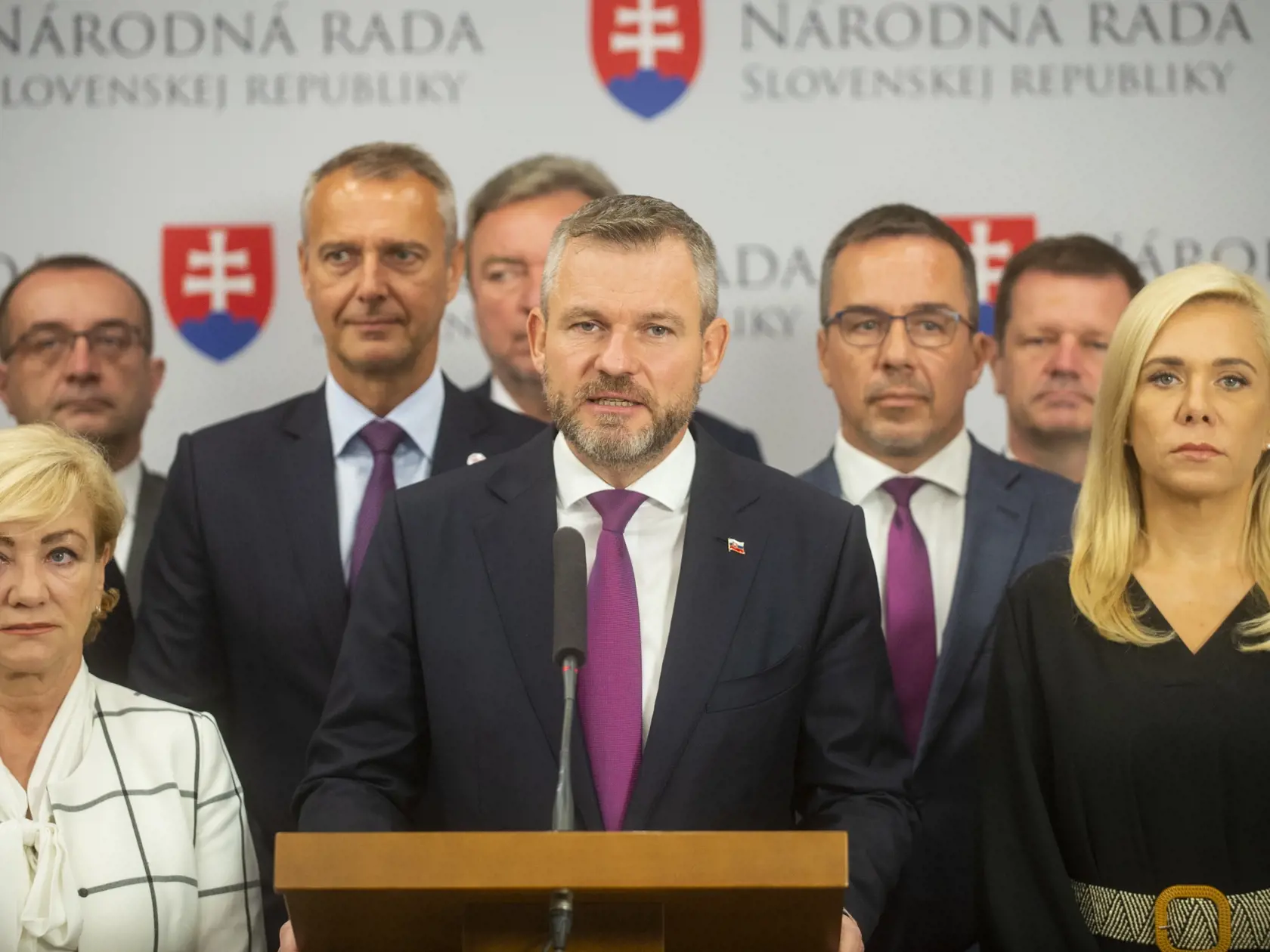 Na snímke nezaradení poslanci NR SR zľava Ľubica Laššáková, Róbert Puci, Richard Raší, Ján Blcháč, Peter Pellegrini, Erik Tomáš, Stanislav Kmec a Denisa Saková počas tlačovej konferencie k neotvoreniu 72. schôdze Národnej rady SR 14. septembra 2022 v Bratislave.