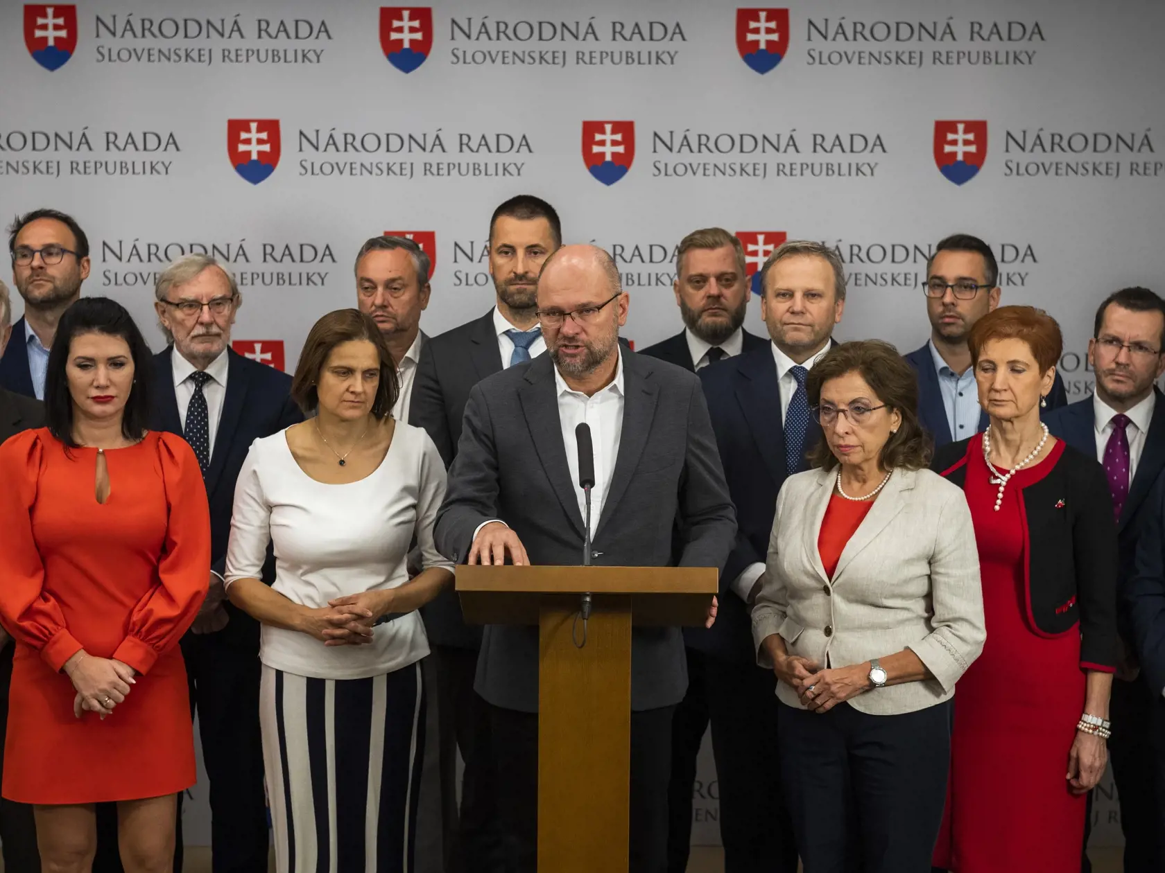 Na snímke uprostred poslanec NRSR Richard Sulík  počas tlačovej konferencie SaS k aktuálnej schôdzi NR SR počas 72. schôdze NR SR v Bratislave 20. septembra 2022.