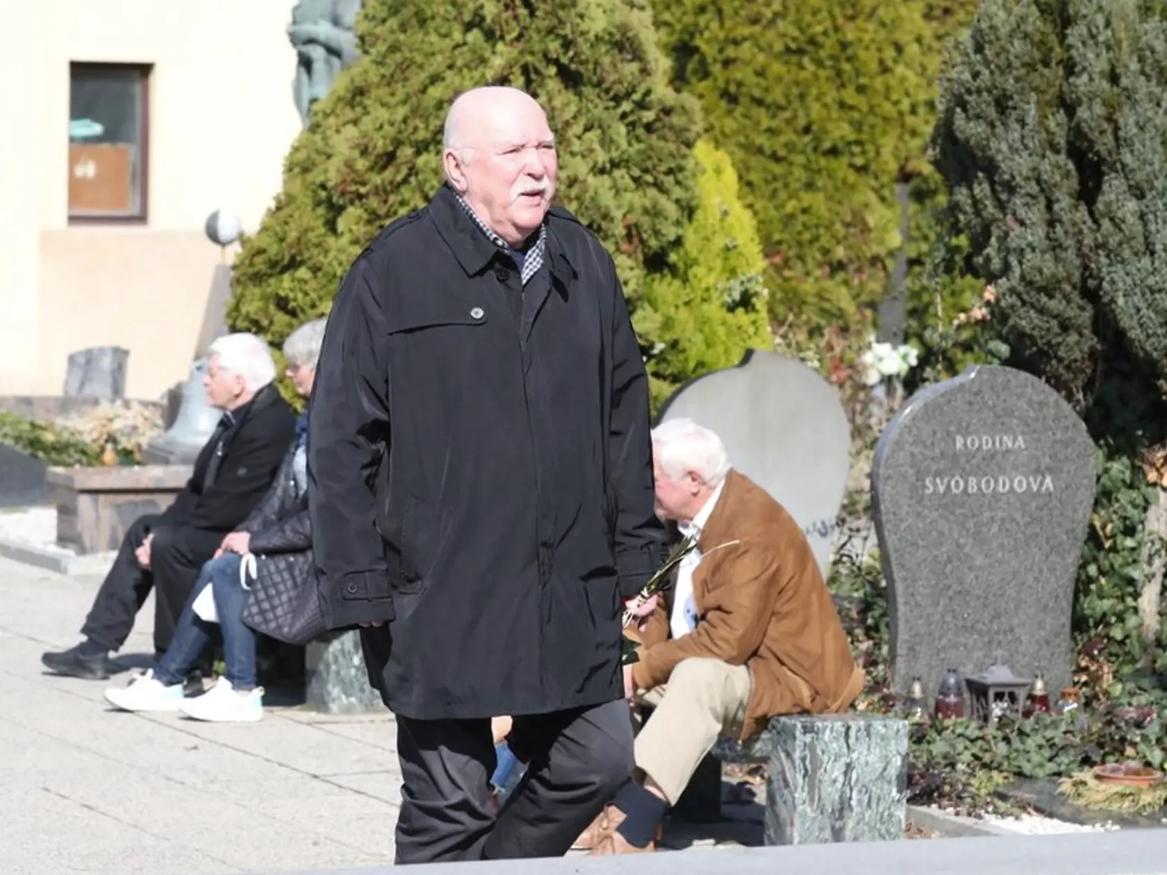 Posledná rozlúčka s hercom a spevákom Josefom Zímom (†92). Na snímke hudobný publicista Miloš Skalka.