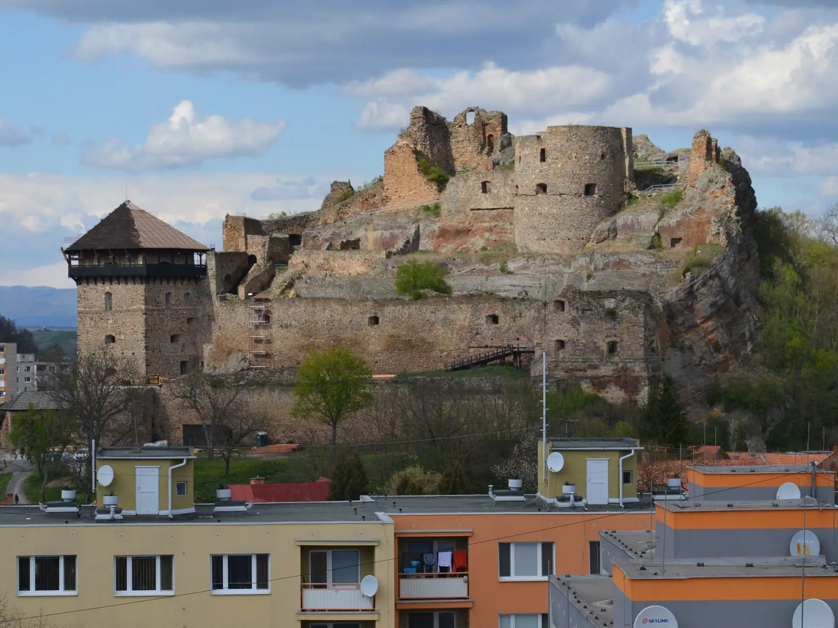Výmena šindľovej krytiny na streche Bebekovej bašty Fiľakovského hradu je jedným z aktuálnych projektov, ktoré realizuje samospráva mesta Fiľakovo v okrese Lučenec. Na snímke pohľad hrad Fiľakovo počas výmeny strešnej krytiny na Bebekovej bašte, 23. apríla 2020 vo Fiľakove. EASYFOTO TASR - Branislav Caban