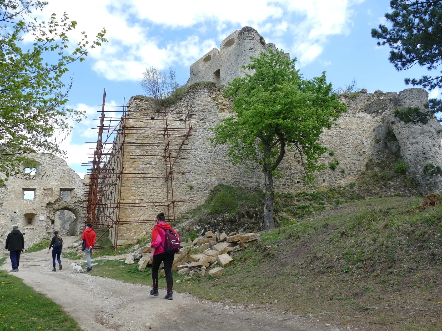 Na snímke turisti počas prechádzky na Lietavský hrad neďaleko obce Lietava 2. mája 2020. Celý objekt Lietavského hradu, expozícia a pivnica sú dočasne uzavreté do odvolania v rámci preventívnych opatrení proti šíreniu ochorenia COVID-19. FOTO TASR - Erika Ďurčová