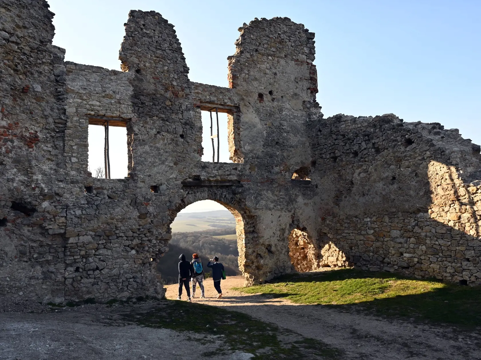 Na snímke tri osoby kráčajú na Brekovský hrad, ktorý stojí nad obcou Brekov, okres Humenné počas víkendu v sobotu 4. apríla 2020. Brekovský hrad bol stredoveký hrad, ktorého ruiny možno ľahko sledovať pri ceste medzi mestami Strážske a Humenné. Nachádza sa na západnom okraji Humenských vrchov – súčasť Vihorlatských vrchov, nad obcou Brekov v nadmorskej výške 280 m n. m. Bol vybudovaný v stredoveku ako strážny hrad. Z hradného vrchu je ďaleký kruhový výhľad. FOTO TASR - Roman Hanc
