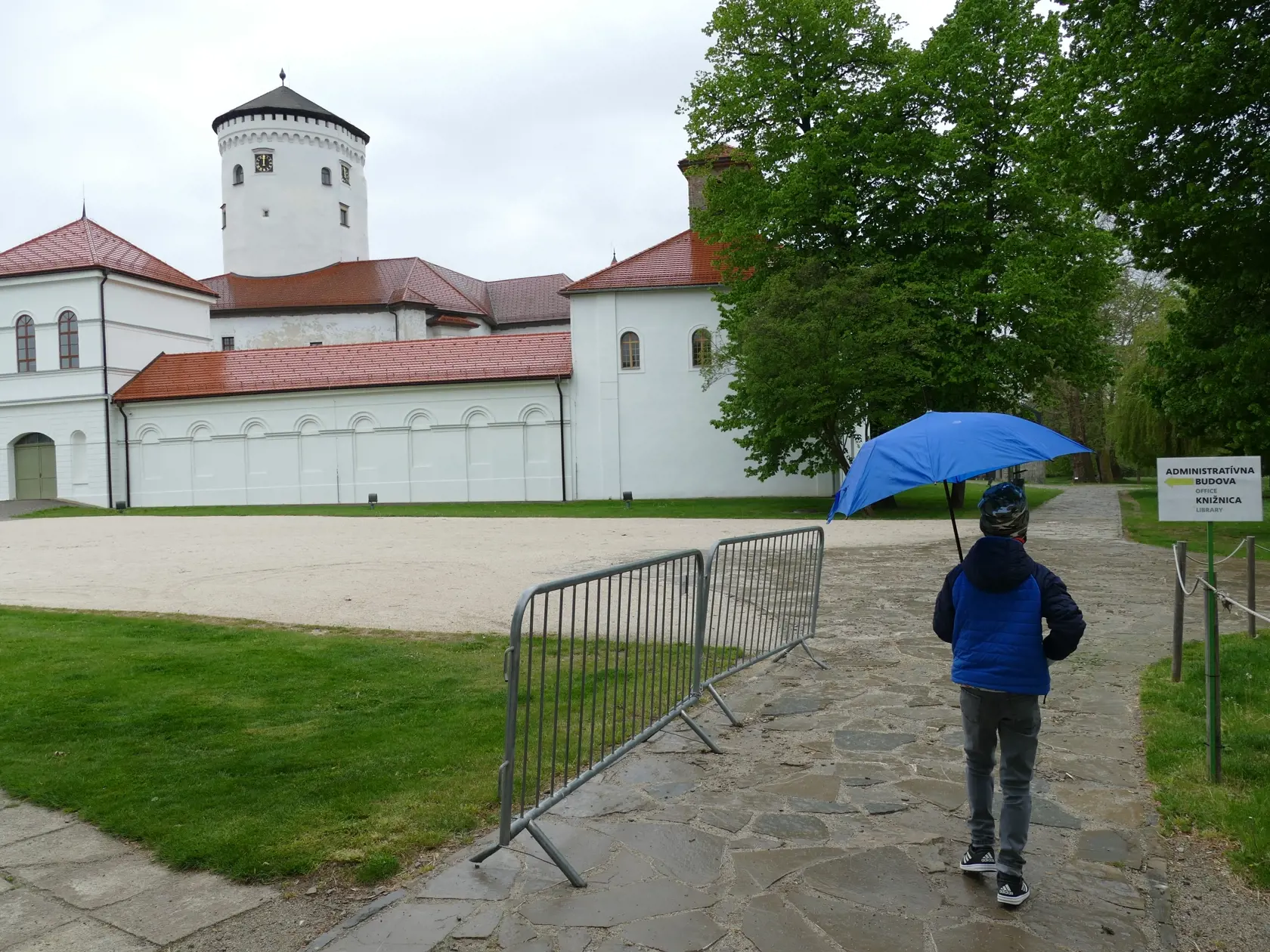 Od 6. mája 2020 sa spustila naraz druhá a tretia fáza otvárania prevádzok vzhľadom na dobrý vývoj so šírením nového koronavírusu na Slovensku. Na snímke chlapec sa prechádza v parku v areáli Budatínskom hradu. V Žiline 6. mája 2020. FOTO TASR - Erika Ďurčová