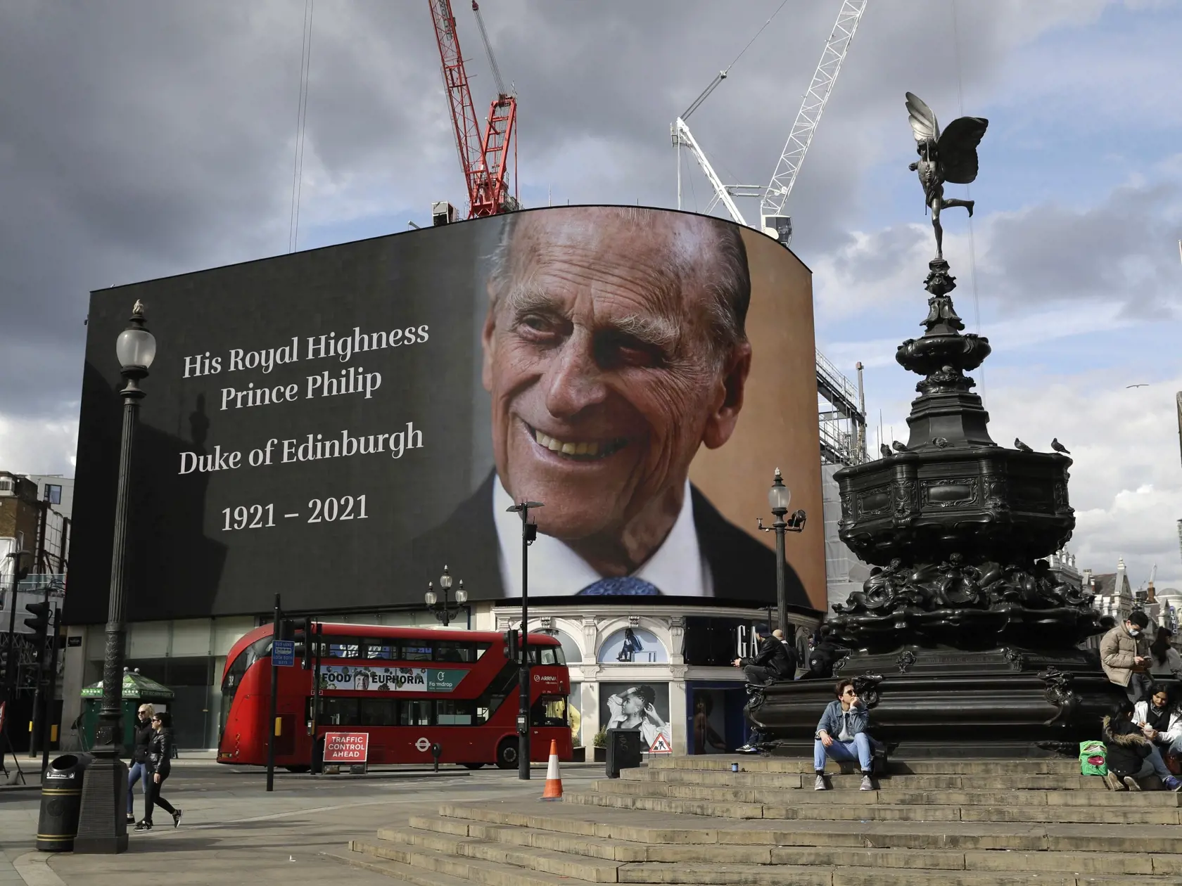 KK47 Londýn - Na veľkoplošnej obrazovke fotografia zosnulého britského princa Philipa na budove Piccadilly Circus v Londýne 9. apríla 2021. Britský princ Philip, manžel kráľovnej Alžbety II., zomrel v piatok vo veku 99 rokov. Oznámil to Buckinghamský palác.  "Jeho kráľovská výsosť zomrela dnes ráno pokojne na Windsorskom zámku," dodal palác s tým, že ďalšie informácie zverejnia v náležitom čase. FOTO TASR/AP
A tribute to Britain's Prince Philip is projected onto a large screen at Piccadilly Circ
