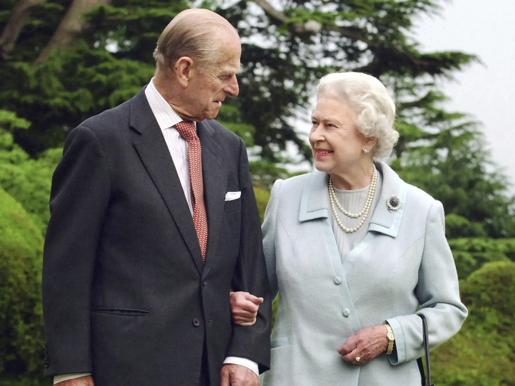 KK40 - Na snímke z 18. novembra 2007 v sídle Broadlands na juhu Anglicka britská kráľovná Alžbeta II. a britský princ Philip si pozerajú do očí pri príležitosti výročia  diamantovej svadby. V tomto sídle Alžbeta a Philip v novembri 1947 strávili svadobnú noc. Britský princ Philip, manžel kráľovnej Alžbety II., zomrel v piatok vo veku 99 rokov. Oznámil to Buckinghamský palác.  "Jeho kráľovská výsosť zomrela dnes ráno pokojne na Windsorskom zámku," dodal palác s tým, že ďalšie informácie zverejnia