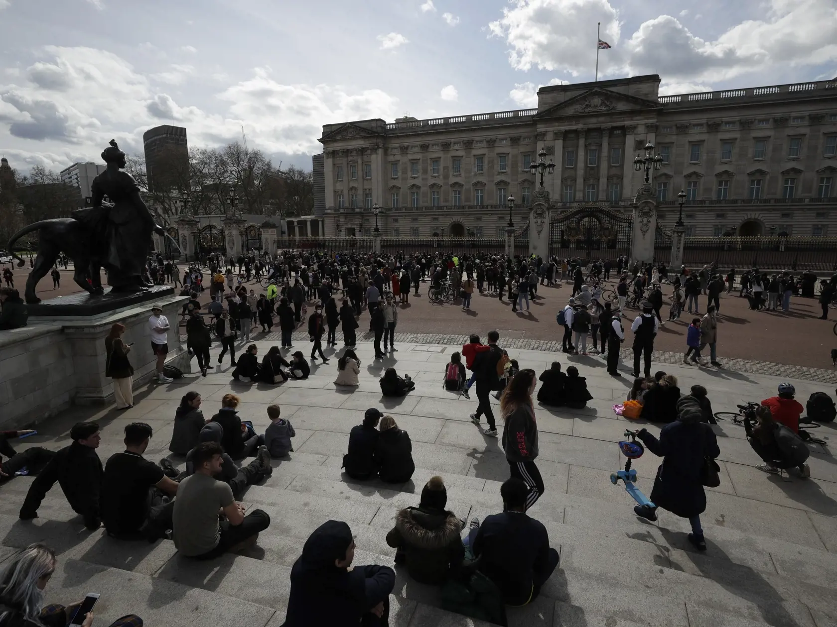 KK36 Londýn - Ľudia stoja pred Buckinghamským palácom po oznámení o úmrtí britského princa Philipa 9. apríla 2021 v Londýne. Britský princ Philip, manžel kráľovnej Alžbety II., zomrel v piatok vo veku 99 rokov. Oznámil to Buckinghamský palác.  "Jeho kráľovská výsosť zomrela dnes ráno pokojne na Windsorskom zámku," dodal palác s tým, že ďalšie informácie zverejnia v náležitom čase. FOTO TASR/AP
People gather in front of Buckingham Palace in London, after the announcement of the death of Britain's