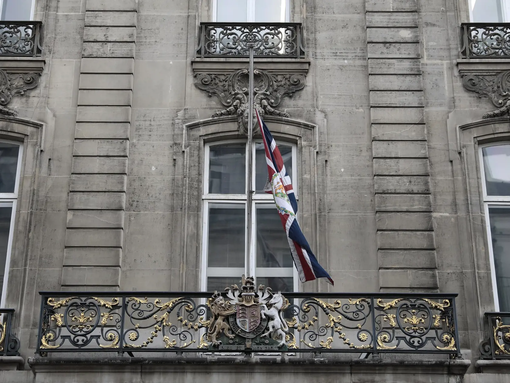KK14 Paríž - Britská vlajka veje na pol žrde na britskom veľvyslanectve v Paríži 9. apríla 2021. Britský princ Philip, manžel kráľovnej Alžbety II., zomrel v piatok vo veku 99 rokov. Oznámil to Buckinghamský palác.  "Jeho kráľovská výsosť zomrela dnes ráno pokojne na Windsorskom zámku," dodal palác s tým, že ďalšie informácie zverejnia v náležitom čase. FOTO TASR/AP
The British flag flies half mast a the British embassy in Paris, Friday, April 9, 2021. Buckingham Palace officials say Prince Phil