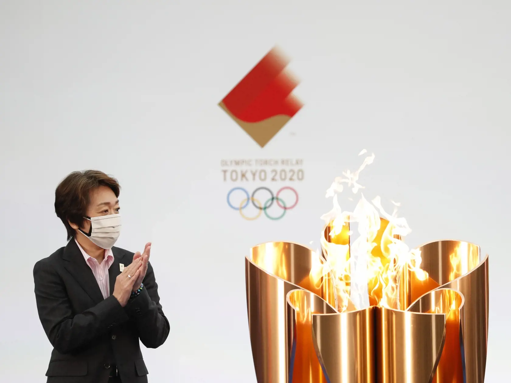 WA 6 Naraha - Šéfka organizačného výboru Tokio 2020 Seiko Hašimotová tlieska pri príležitosti  otváracieho ceremoniálu štartu štafety s olympijským ohňom hier v Tokiu po krajine v tréningovom centre futbalového klubu vo Fukušime vo štvrtok 25. marca 2021. Štafeta sa začala v J-Village, čo je futbalový tréningový komplex neďaleko jadrovej elektrárne Fukušima, kde sa pred 10 rokmi stala najhoršia jadrová havária v histórii Japonska, a potrvá 121 dní. Pri štafete s olympijským ohňom sa vystrieda ok