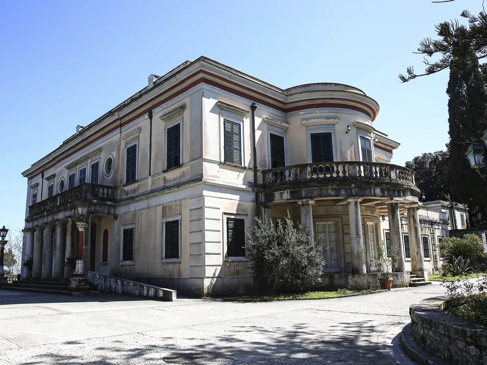 KK34 Korfu - Na snímke dom, v ktorom sa narodil 10. júna 1921 britský princ Philip, na gréckom ostrove Korfu 9. apríla 2021. Britský princ Philip, manžel kráľovnej Alžbety II., zomrel v piatok 9. apríla 2021 vo veku 99 rokov. Oznámil to Buckinghamský palác.  "Jeho kráľovská výsosť zomrela dnes ráno pokojne na Windsorskom zámku," dodal palác s tým, že ďalšie informácie zverejnia v náležitom čase. FOTO TASR/AP
The Mon Repos house where Prince Phillip, Duke of Edinburgh, was born into on June, 10th