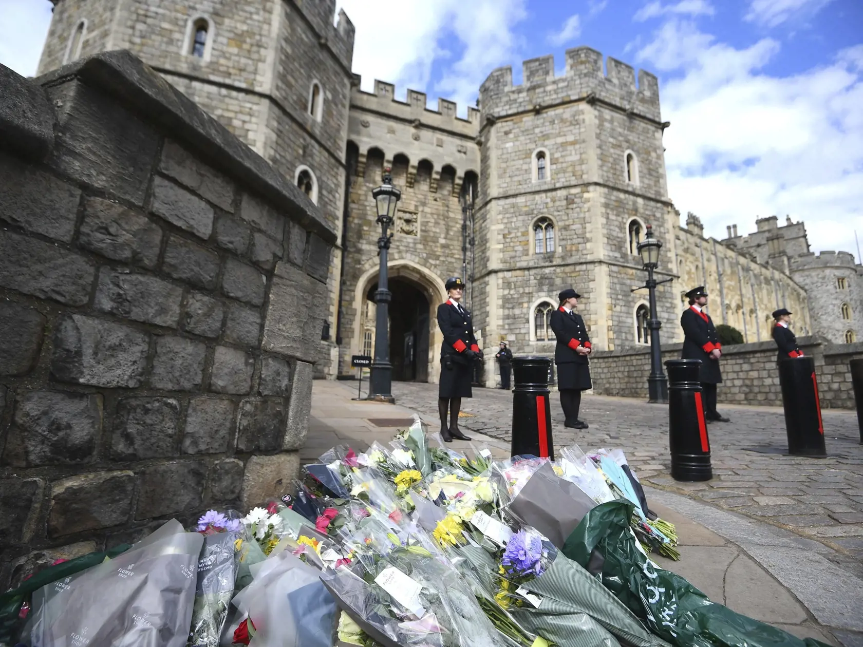 KK35 Windsor - Na snímke kvety pred Windsorským hradom 9. apríla 2021. Britský princ Philip, manžel kráľovnej Alžbety II., zomrel v piatok vo veku 99 rokov. Oznámil to Buckinghamský palác.  "Jeho kráľovská výsosť zomrela dnes ráno pokojne na Windsorskom zámku," dodal palác s tým, že ďalšie informácie zverejnia v náležitom čase. FOTO TASR/AP
Flowers are left outside Windsor Castle following the announcement of the death of Britain's Prince Philip, in Windsor, England, Friday, April 9, 2021. Princ