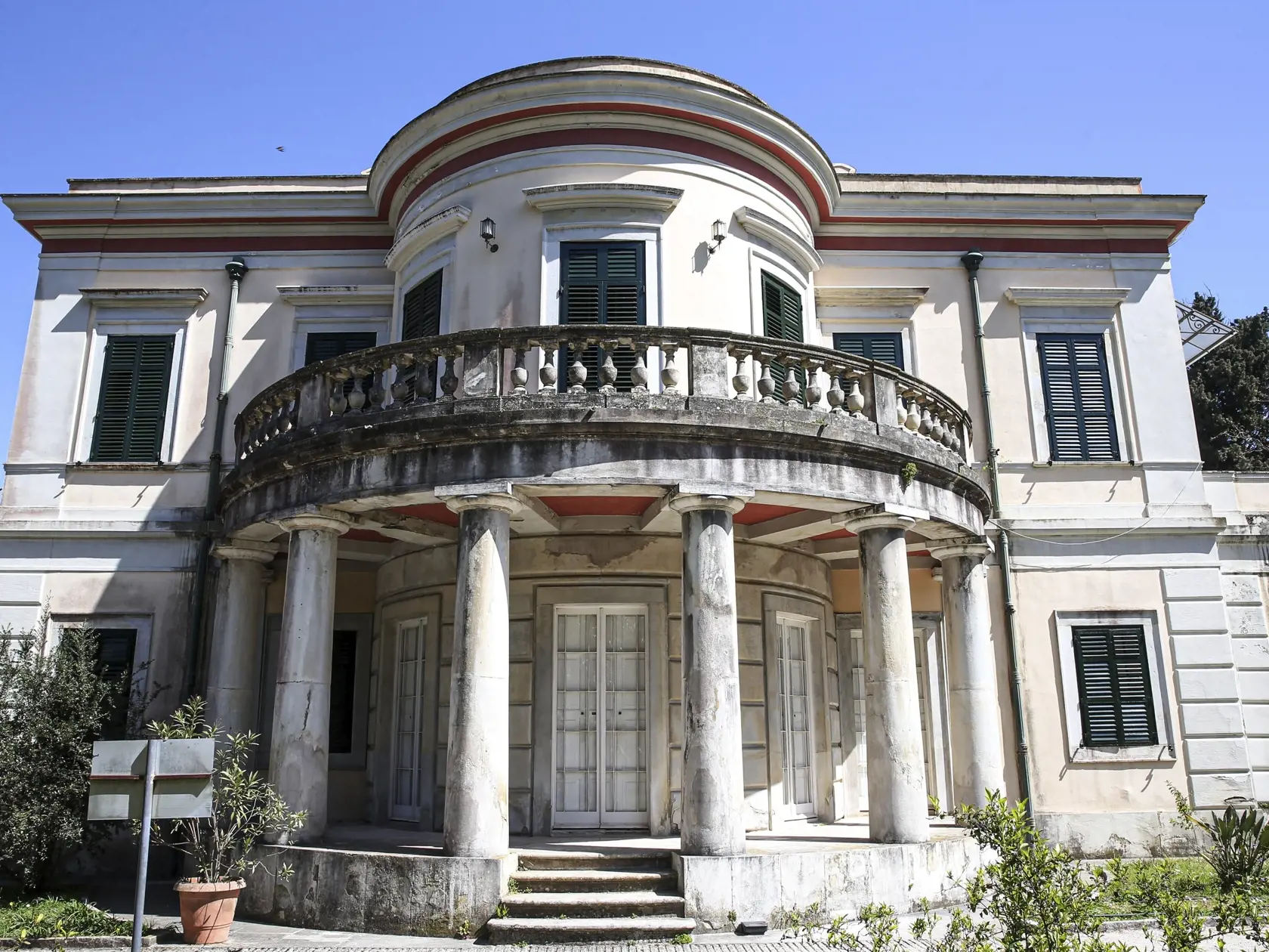 KK33 Korfu - Na snímke dom, v ktorom sa narodil 10. júna 1921 britský princ Philip, na gréckom ostrove Korfu 9. apríla 2021. Britský princ Philip, manžel kráľovnej Alžbety II., zomrel v piatok 9. apríla 2021 vo veku 99 rokov. Oznámil to Buckinghamský palác.  "Jeho kráľovská výsosť zomrela dnes ráno pokojne na Windsorskom zámku," dodal palác s tým, že ďalšie informácie zverejnia v náležitom čase. FOTO TASR/AP
The Mon Repos house where Prince Phillip, Duke of Edinburgh, was born into on June, 10th