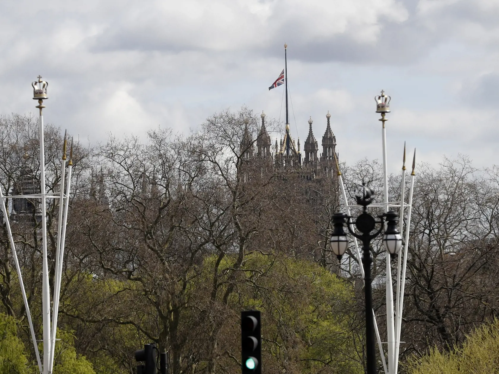 KK17 Londýn -  Britská vlajka veje na pol žrde nad Westminsterským palácom 9. apríla 2021 v Londýne. Britský princ Philip, manžel kráľovnej Alžbety II., zomrel v piatok vo veku 99 rokov. Oznámil to Buckinghamský palác.  "Jeho kráľovská výsosť zomrela dnes ráno pokojne na Windsorskom zámku," dodal palác s tým, že ďalšie informácie zverejnia v náležitom čase. FOTO TASR/AP
The Union flag waves in the wind at half staff on the Palace of Westminster in London, Friday, April 9, 2021. Buckingham Palace