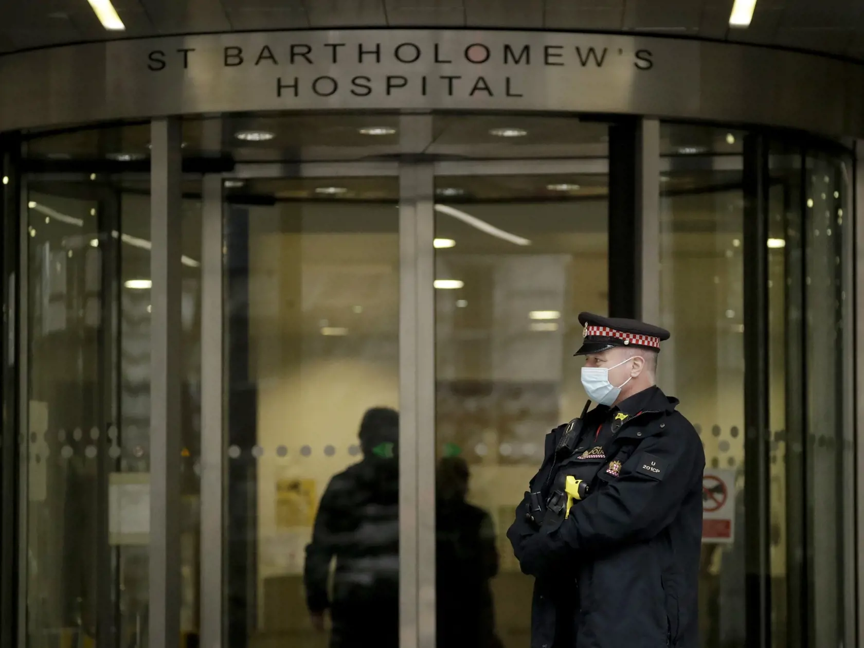 WA 42 Londýn - Policajti stoja pred hlavným vchodom do fakultnej Nemocnice svätého Bartolomeja v Londýne v utorok 2. marca 2021. Princa Philipa, manžela britskej kráľovnej Alžbety II., sem previezli z londýnskej Nemocnice kráľa Eduarda VII. Nemocnica s. Bartolomeja je špecializovaná na srdcovocievne ochorenia. Oznámil to v pondelok 1. marca 2021 Buckinghamský palác s tým, že vojvodu z Edinburghu tam budú liečiť z bližšie nešpecifikovanej infekcie a podrobia ho tam vyšetreniam. V pondelok Bucking