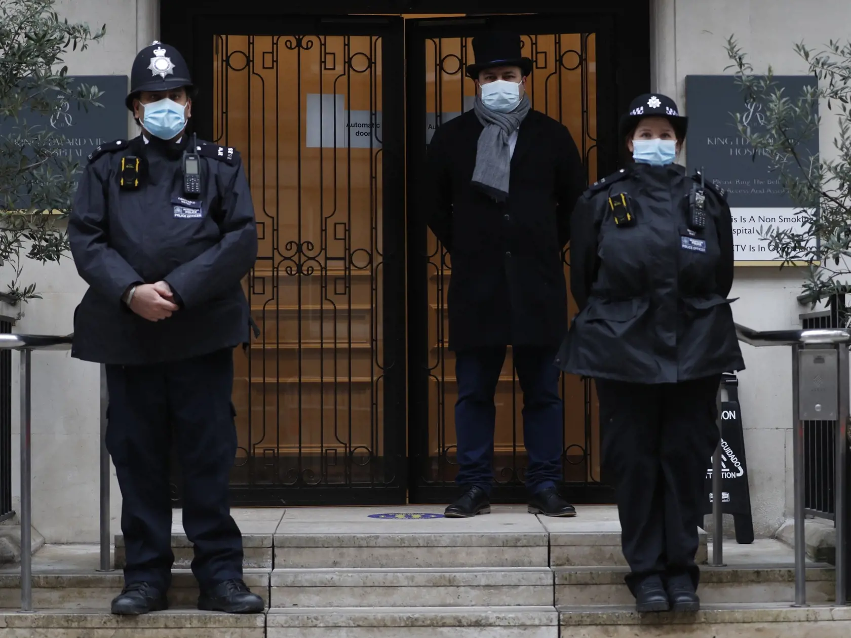 WA 56 Londýn - Policajti strážia súkromnú  Nemocnicu kráľa Eduarda VII. v centre Londýna, v ktorej je už niekoľko dní hospitalizovaný 99- ročný britský princ Philip, manžel britskej kráľovnej Alžbety II. v pondelok 22. februára 2021. Princa hospitalizovali utorok 16. februára, pretože sa "necítil dobre". Buckinghamský palác zdôraznil, že išlo o preventívnu hospitalizáciu a že jeho zdravotné problémy nesúvisia s koronavírusom. V nemocnici má zostať za účelom "pozorovania a odpočinku" minimálne do