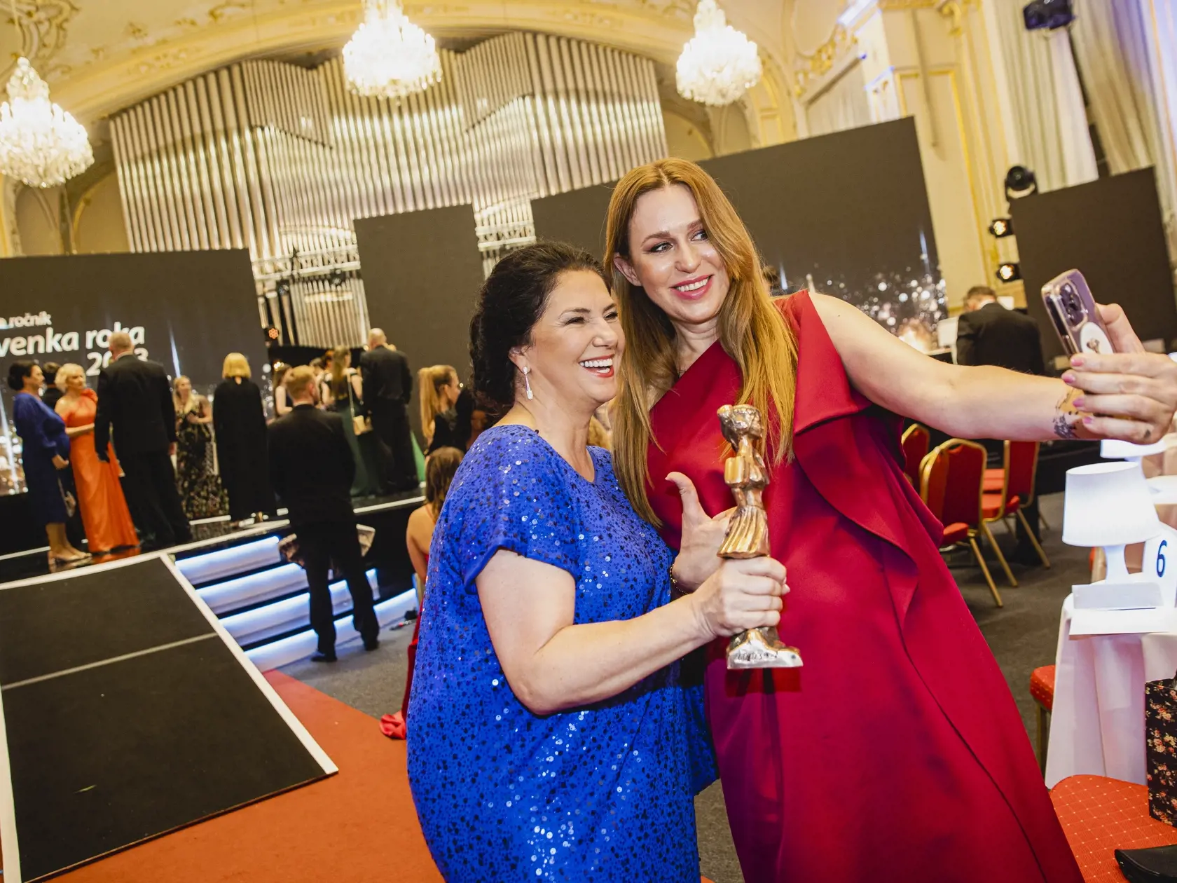 Na snímke Iveta Malachovská a Jana Brisudová počas galavečera Slovenka roka.