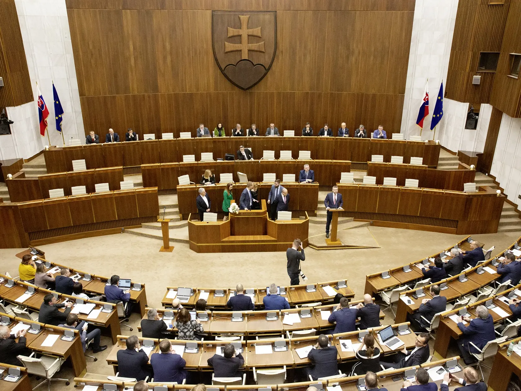 Pohľad na slovenský parlament. Celé roky sa nevieme vyrovnať s poslancami, ktorí zastávajú viacero funkcií. Je totiž otázne, či stíhajú svoju prácu vykonávať na sto percent.