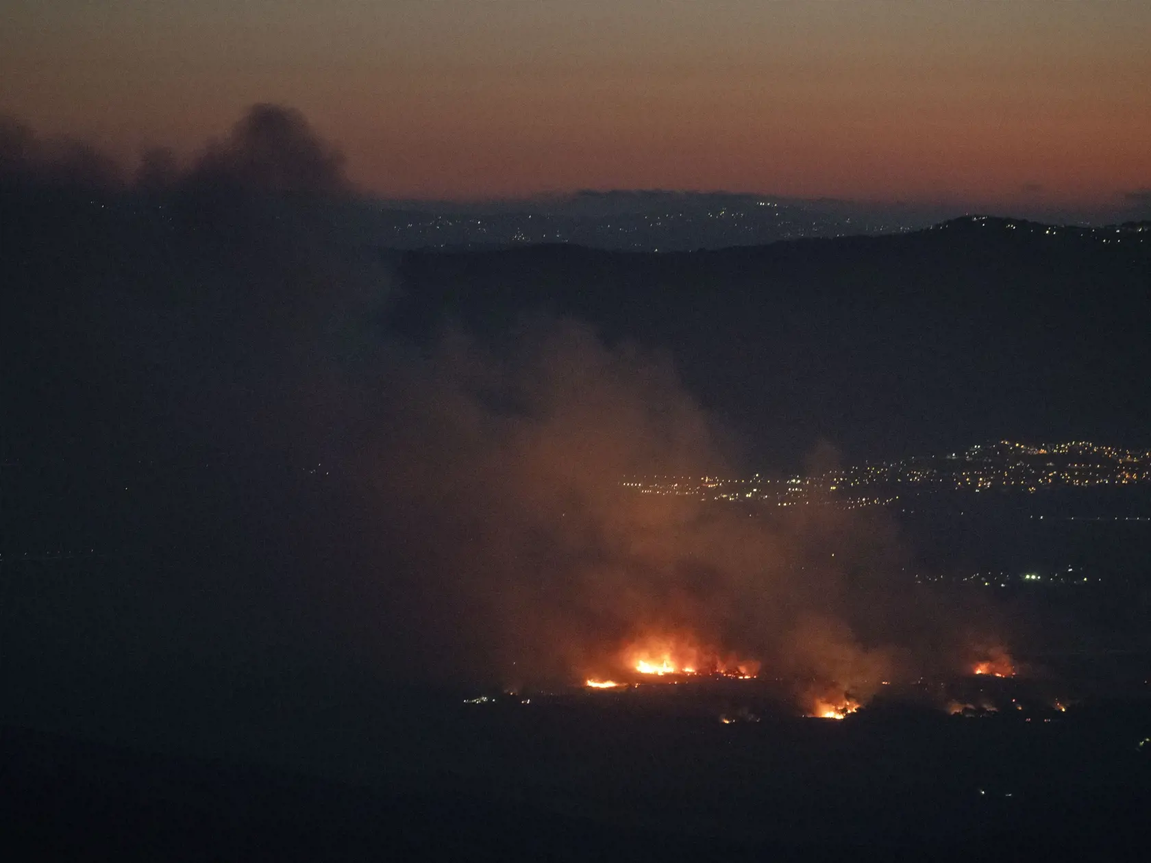 Dym stúpa po raketovom útoku z juhu Libanonu na oblasť v okolí kibucu HaGošrim na hranici Izraela s Libanonom 30. júla 2024. Pri raketovej paľbe z Libanonu prišiel v utorok o život izraelský civilista, čím sa zvýšilo napätie po sobotňajšom útoku na Izraelom okupované Golanské výšiny. TASR o tom informuje na základe správy agentúry Reuters.