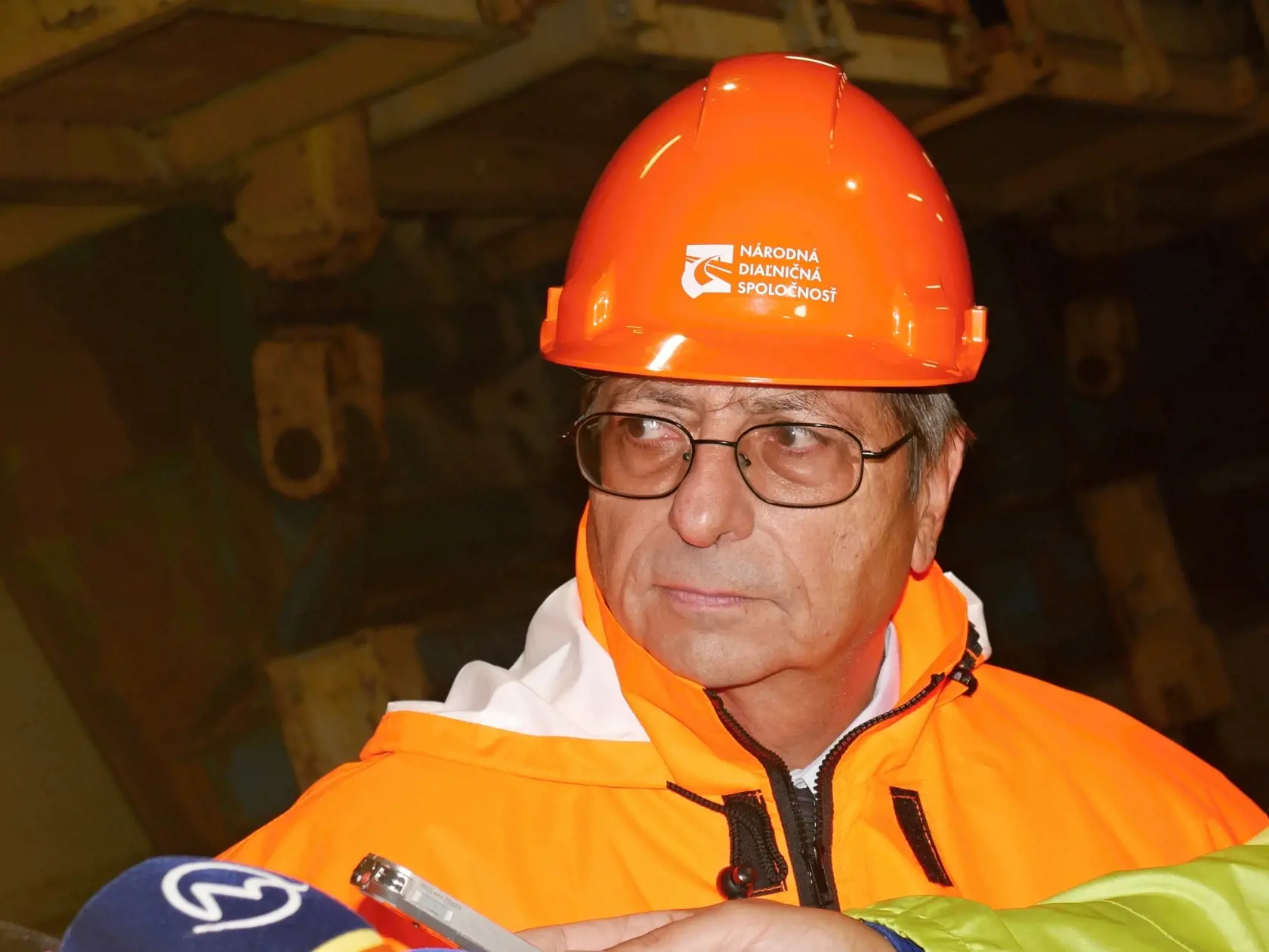 Na snímke generálny riaditeľ Národnej diaľničnej spoločnosti (NDS) Juraj Tlapa počas mimoriadneho kontrolného dňa na výstavbe diaľnice D1 Lietavská Lúčka – Dubná Skala. Predmetom mimoriadneho kontrolného dňa bolo preveriť progres prác nielen na tuneli, ale aj na mostných objektoch. Vo Višňovom 26. augusta 2021. FOTO TASR - Erika Ďurčová