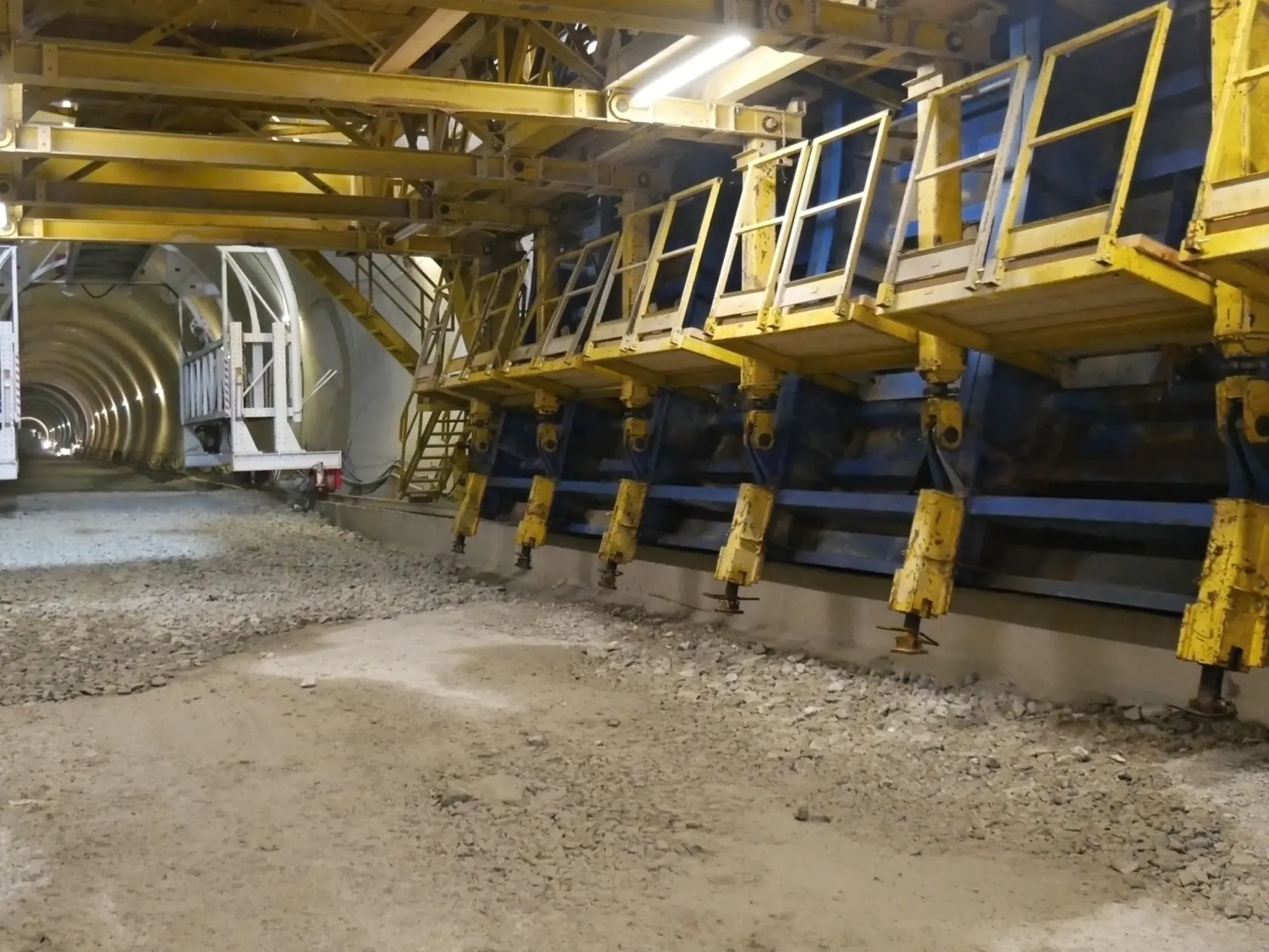 Na snímke tunel Višňové počas mimoriadneho kontrolného dňa na výstavbe diaľnice D1 Lietavská Lúčka – Dubná Skala. Predmetom mimoriadneho kontrolného dňa bolo preveriť progres prác nielen na tuneli, ale aj na mostných objektoch. Vo Višňovom 26. augusta 2021. FOTO TASR - Erika Ďurčová