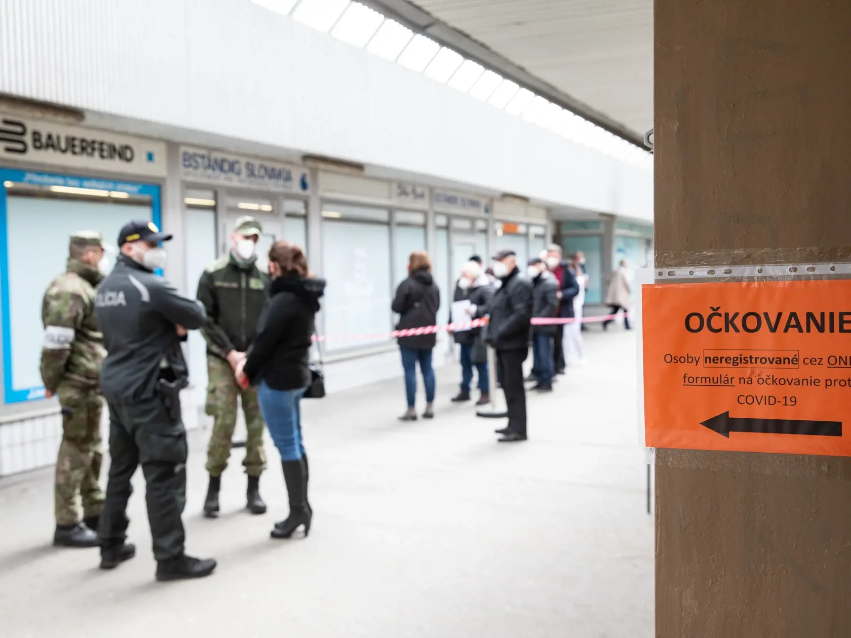 V bratislavskom veľkokapacitnom očkovacom centre na Národnom futbalovom štadióne je o vakcíny veľký záujem.