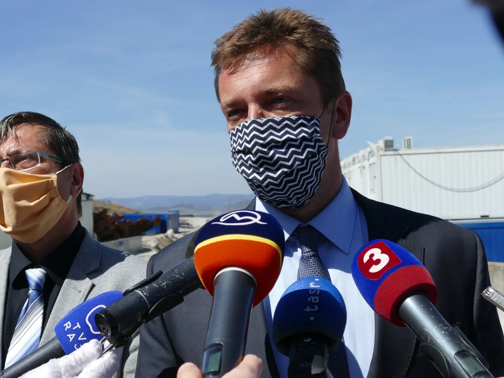 Na snímke vpravo minister dopravy a výstavby SR Andrej Doležal a riaditeľ Národnej diaľničnej spoločnosti (NDS) Juraj Tlapa počas kontrolného dňa diaľničných úsekov pred tunelom Višňové dňa 16. apríla 2020. FOTO TASR - Erika Ďurčová