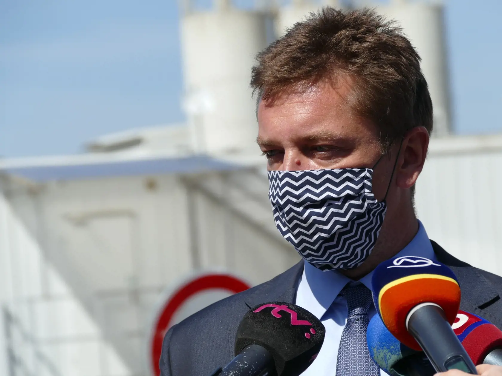 Na snímke minister dopravy a výstavby SR Andrej Doležal počas kontrolného dňa diaľničných úsekov pred tunelom Višňové dňa 16. apríla 2020. FOTO TASR - Erika Ďurčová