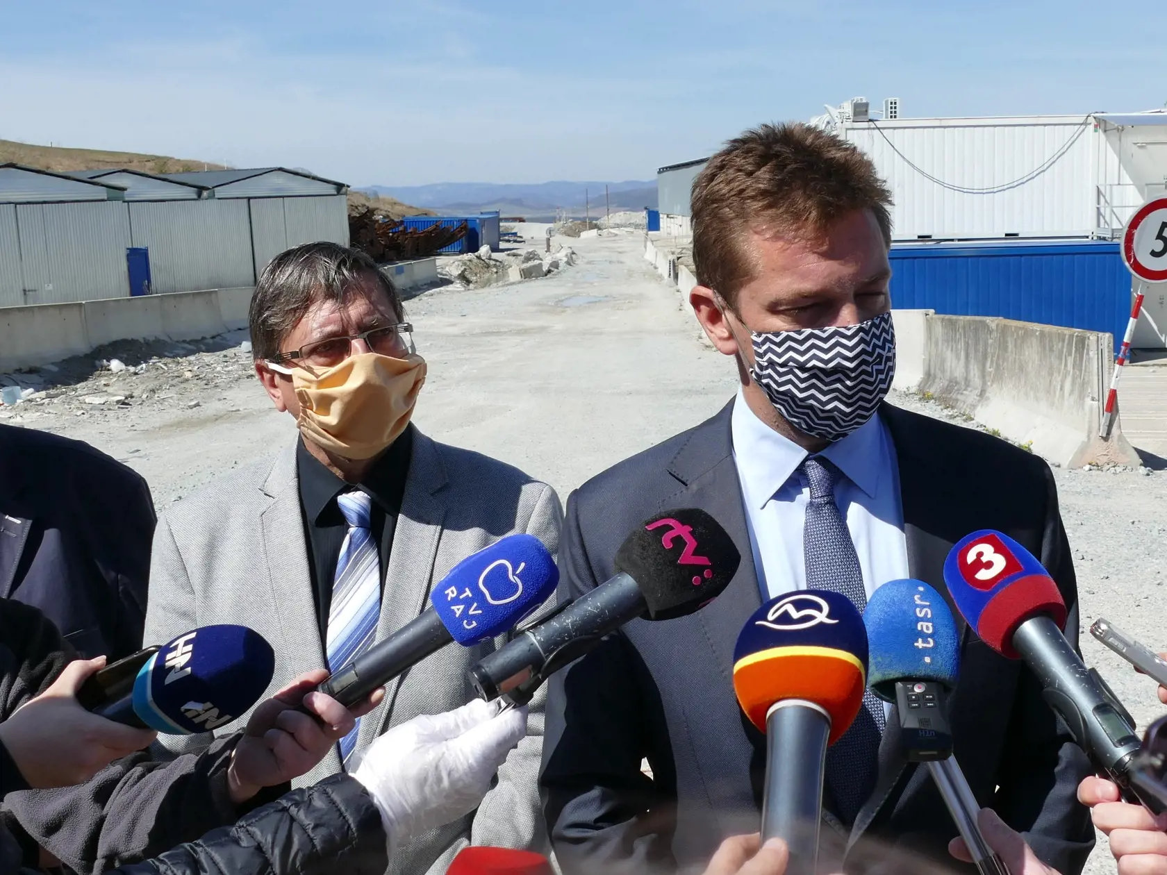 Na snímke vpravo minister dopravy a výstavby SR Andrej Doležal a riaditeľ Národnej diaľničnej spoločnosti (NDS) Juraj Tlapa počas kontrolného dňa diaľničných úsekov pred tunelom Višňové dňa 16. apríla 2020. FOTO TASR - Erika Ďurčová