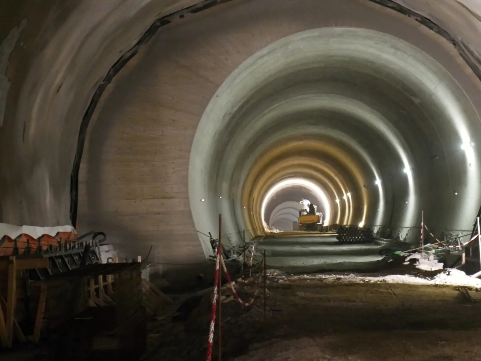 Na snímke tunel Višňové počas mimoriadneho kontrolného dňa na výstavbe diaľnice D1 Lietavská Lúčka – Dubná Skala. Predmetom mimoriadneho kontrolného dňa bolo preveriť progres prác nielen na tuneli, ale aj na mostných objektoch. Vo Višňovom 26. augusta 2021. FOTO TASR - Erika Ďurčová