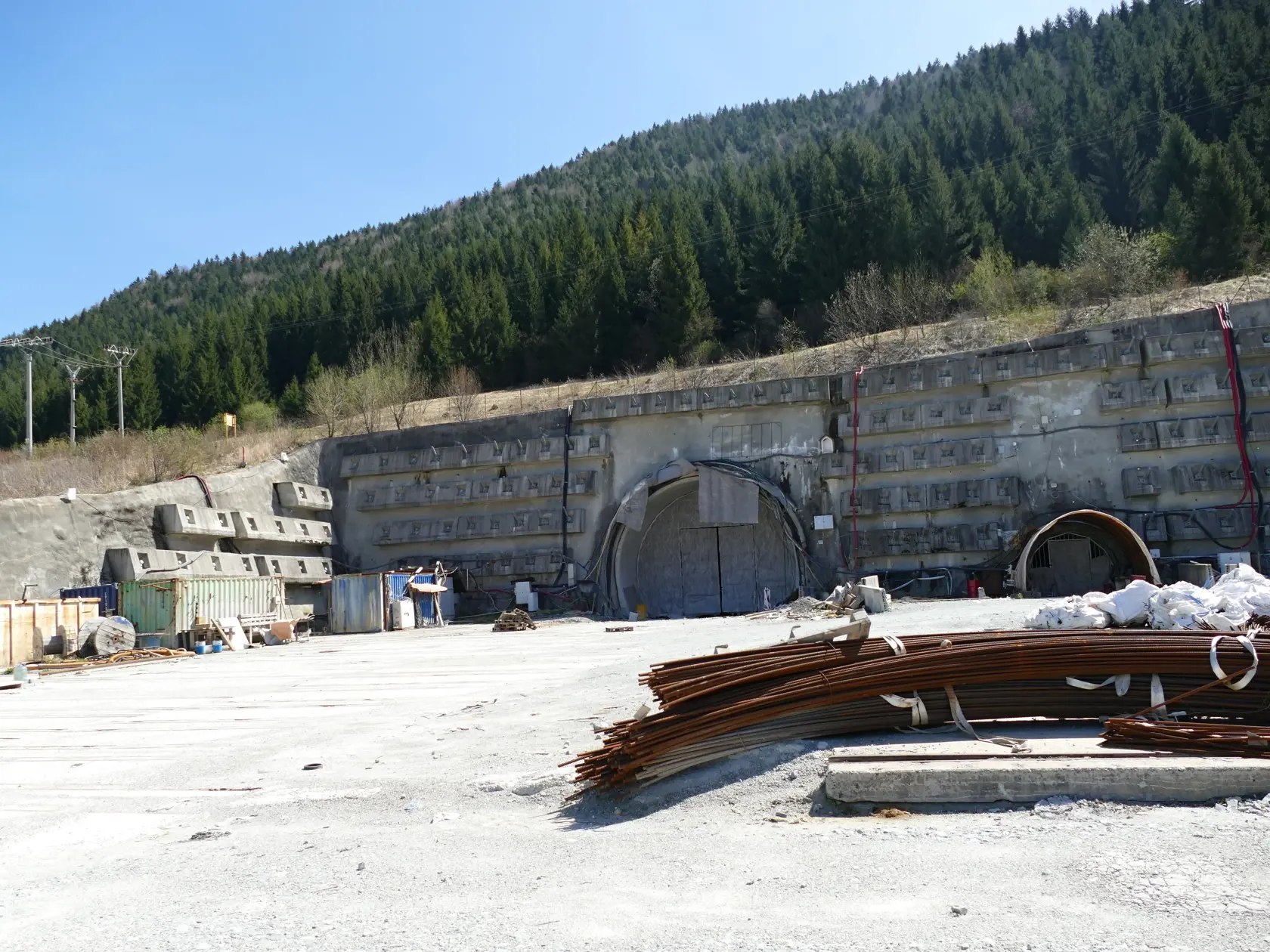 Na snímke západný portál tunela Višňové na úseku D1 Lietavská Lúčka - Višňové - Dubná skala dňa 16. apríla 2020. FOTO TASR - Erika Ďurčová