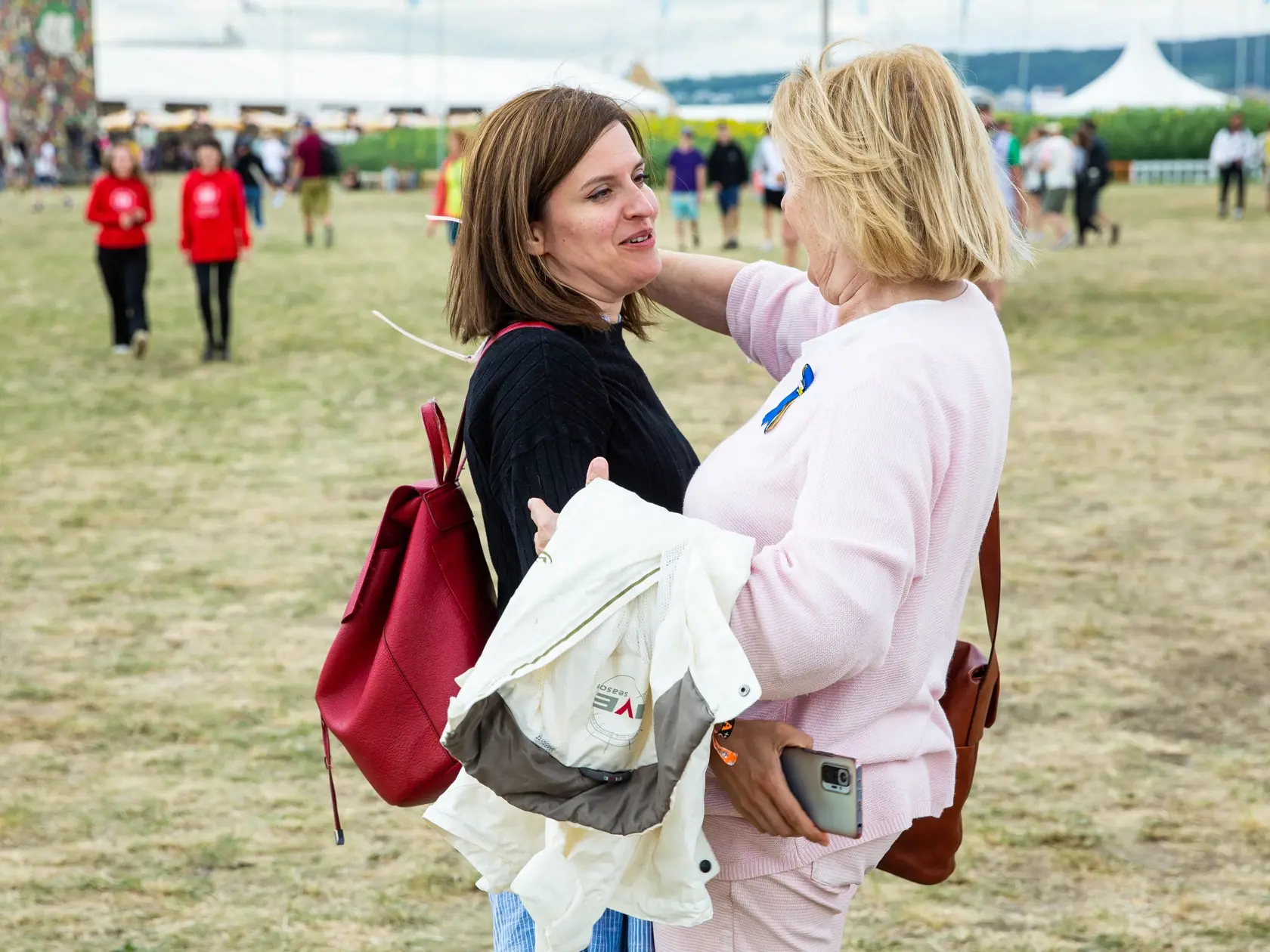 Druhý deň hudobného festivalu "POHODA 2022" na letisku v Trenčíne. Na snímke Magda Vášáryová a Hana Lasicová.