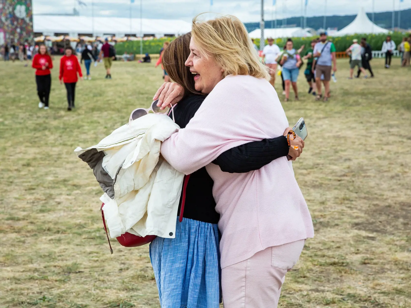 Druhý deň hudobného festivalu "POHODA 2022" na letisku v Trenčíne. Na snímke Magda Vášáryová a Hana Lasicová.