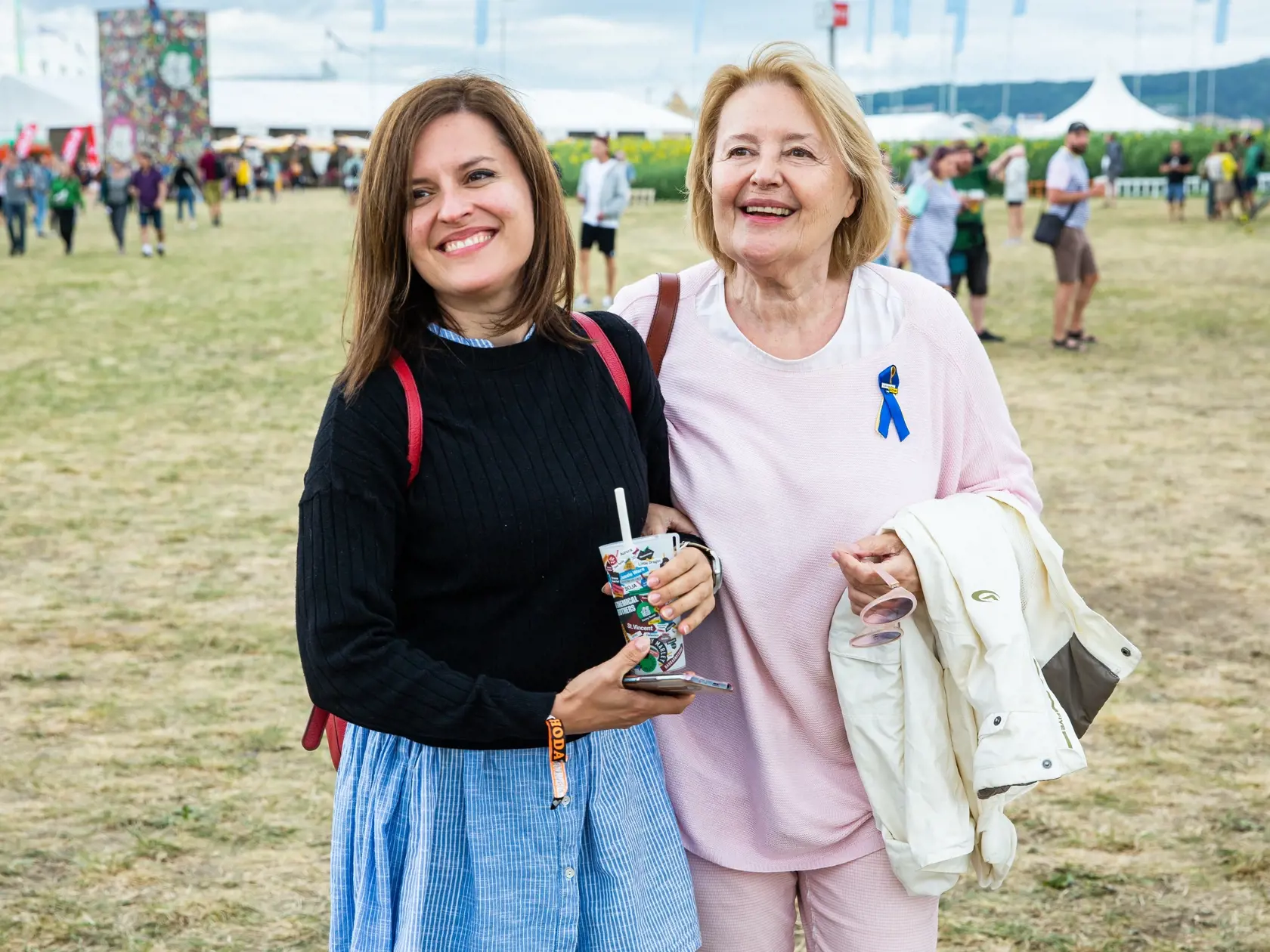 Druhý deň hudobného festivalu "POHODA 2022" na letisku v Trenčíne. Na snímke Magda Vášáryová a Hana Lasicová.