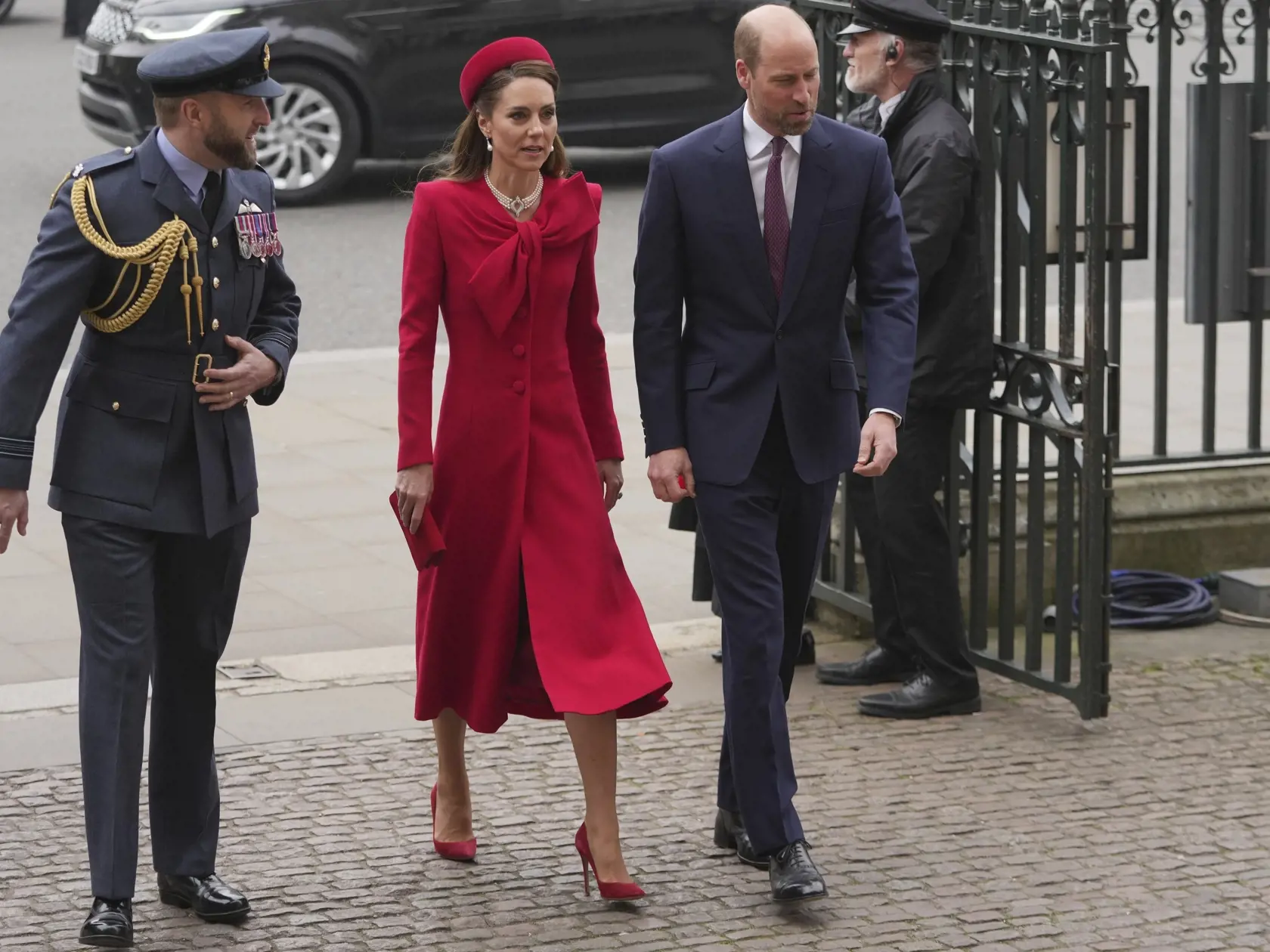 Na Deň Commonwealthu sa Kate objavila v nádherných červených kabátových šatách od obľúbenej návrhárky Catherine Walker. V spojení s klobúkom od Giny Foster vyzerala neskutočne štýlovo, pričom jej outfitu dominovala výrazná červená mašľa, ktorá dodávala vzhľadu mladistvý šmrnc. FOTO TASR/AP