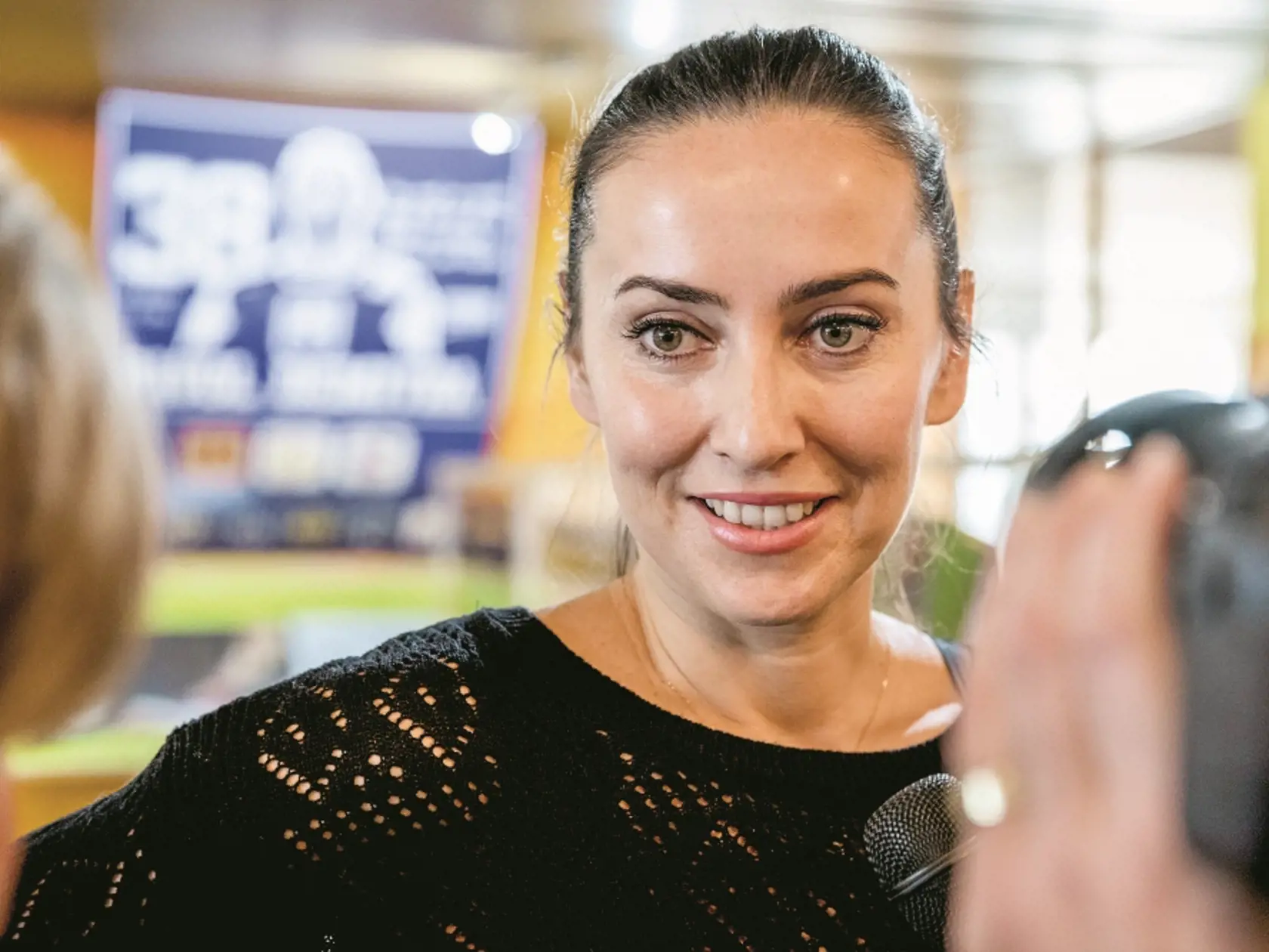 Na snimke Maria Demitrova pocas svojej navstevy Zakladnej skoly Pavla Demitru v Dubnici nad Vahom, v den nedozitych 42 narodenin tohoto tragicky zosnuleho slovenskeho hokejistu.