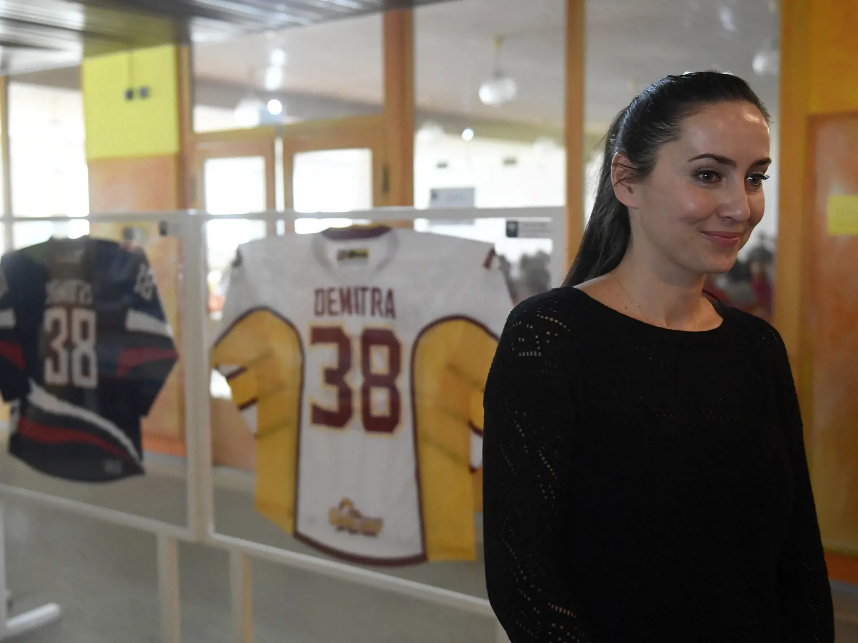 Na snímke manželka Pavla Demitru Mária Demitrová počas Dňa Pavla Demitru k jeho 42. nedožitým narodeninám na Základnej škole s materskou školou Pavla Demitru v Dubnici nad Váhom v utorok 29. novembra 2016. FOTO TASR - Radovan Stoklasa 
