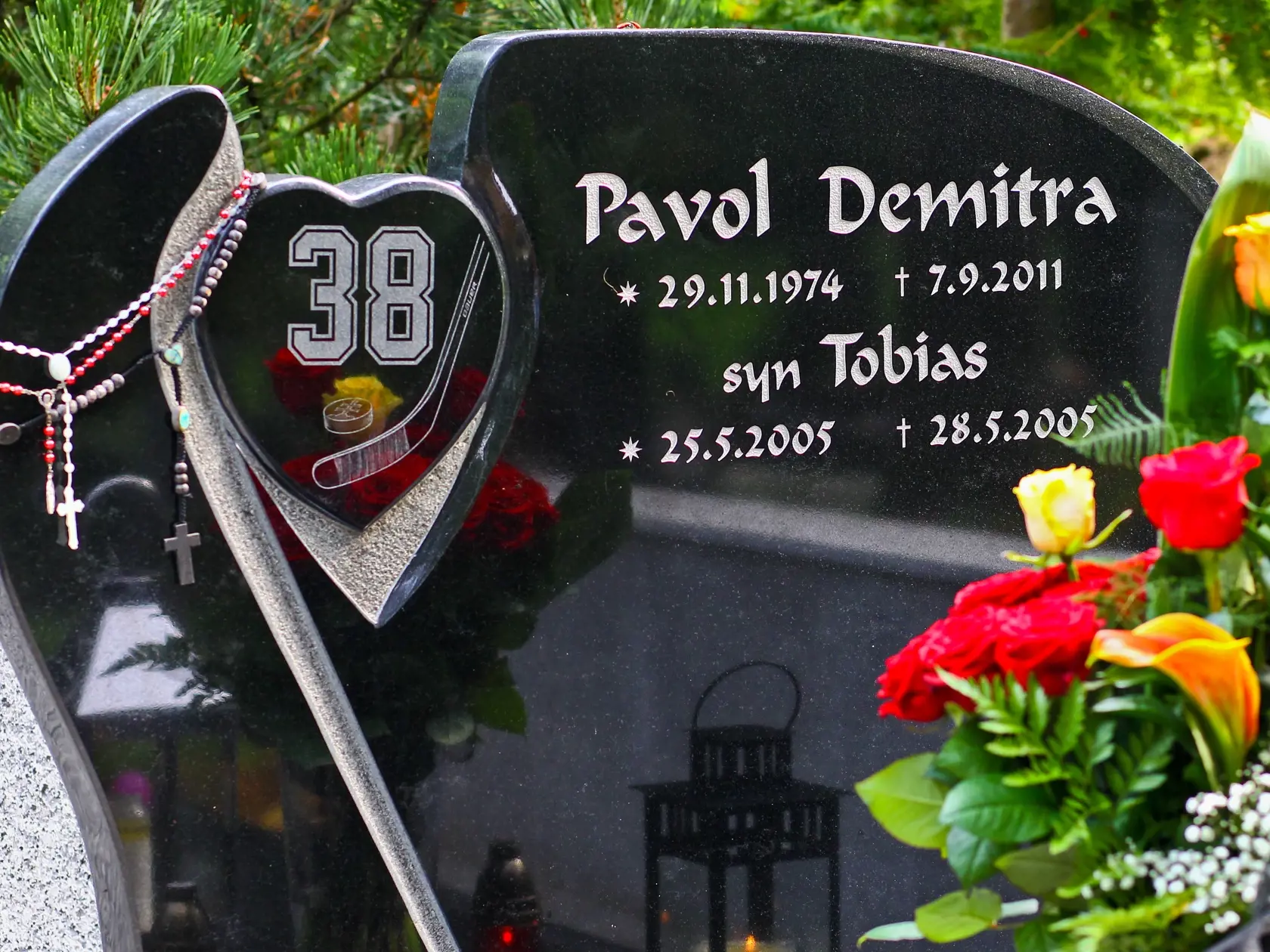 Na snimke miesto posledneho odpocinku tragicky zosnuleho slovenskeho hokejistu, Pavla Demitru, ktory zahynul spolocne s celym timom Lokomotivu Jaroslavl pri pade lietadla 7.9.2011.