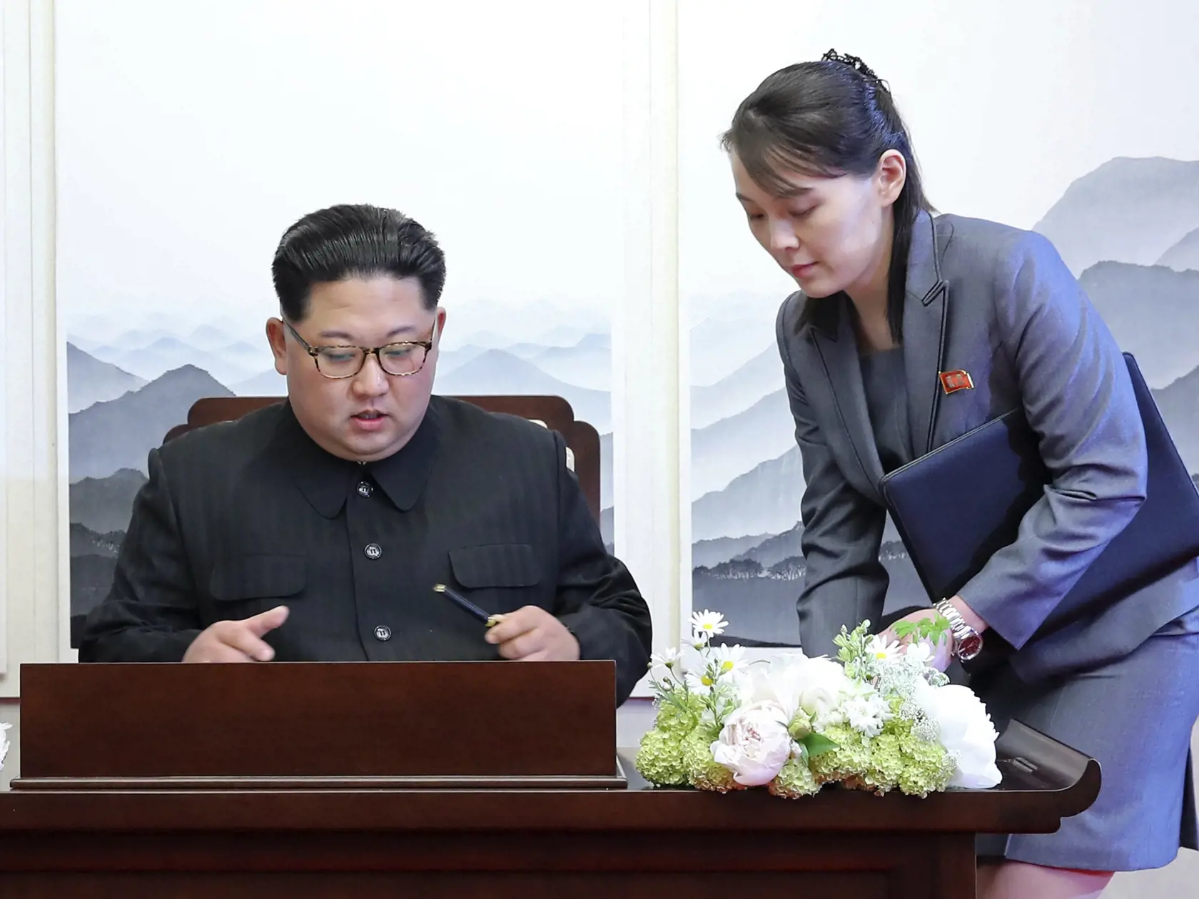 Historický summit medzi oboma kórejskými štátmi. Na fotografii severokórejský vodca a jeho mladšia sestra Kim yo-jong.