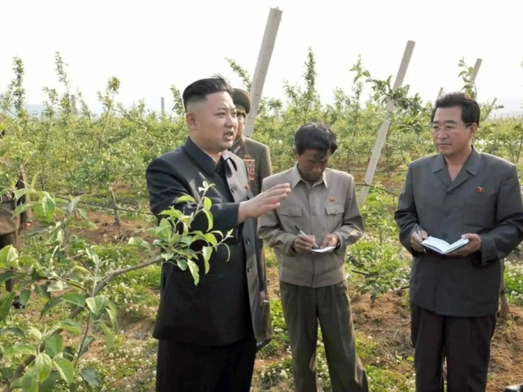 Oveľa štíhlejší Kim Čong-un na štátnej farme v roku 2014.