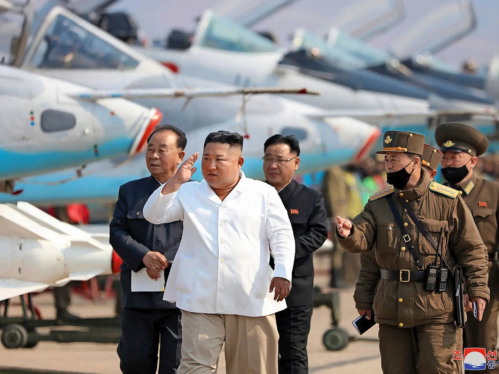 ŽIJE? Podľa juhokórejských vládnych zdrojov je Kim Čong-un zdravý a má sa dobre.