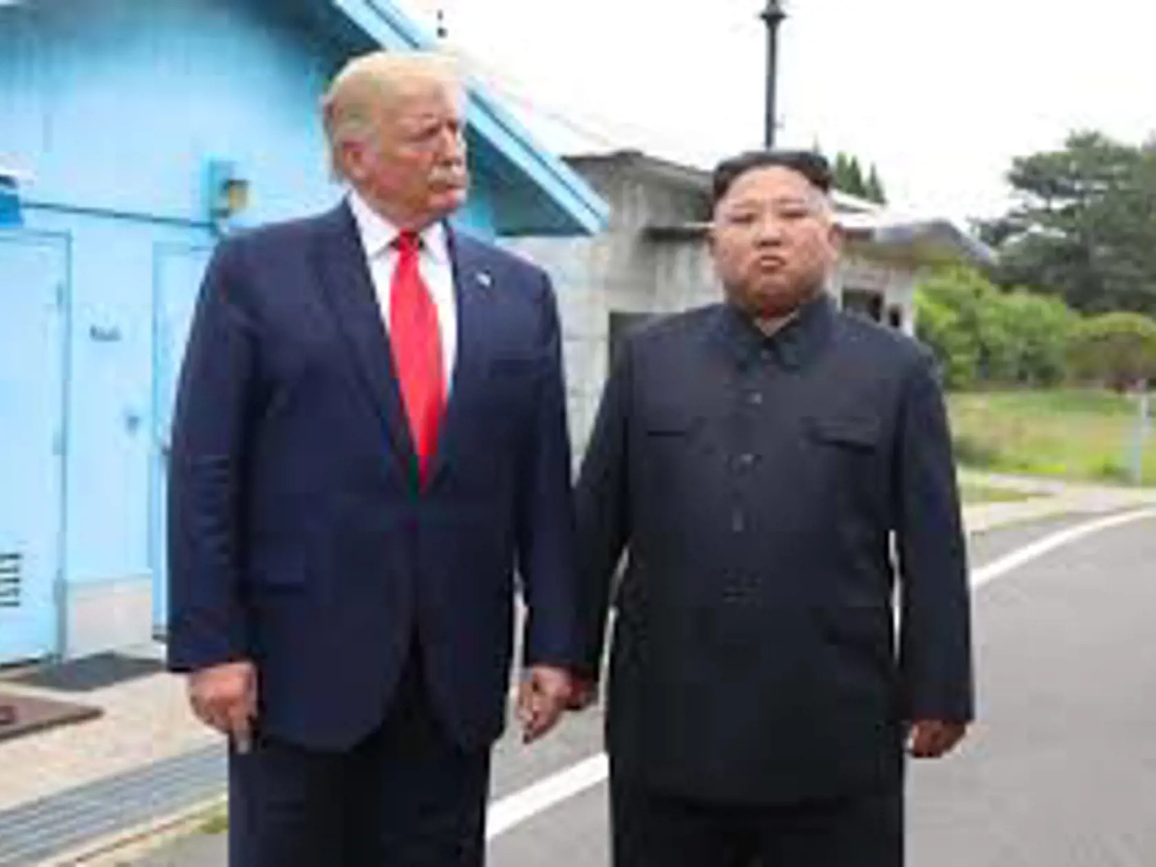 Špekuluje sa o smrti severokórejského diktátora Kim Čong-una. Prezident USA Donald Trump, ktorý s Kimom našiel spoločnú reč, to odmieta.