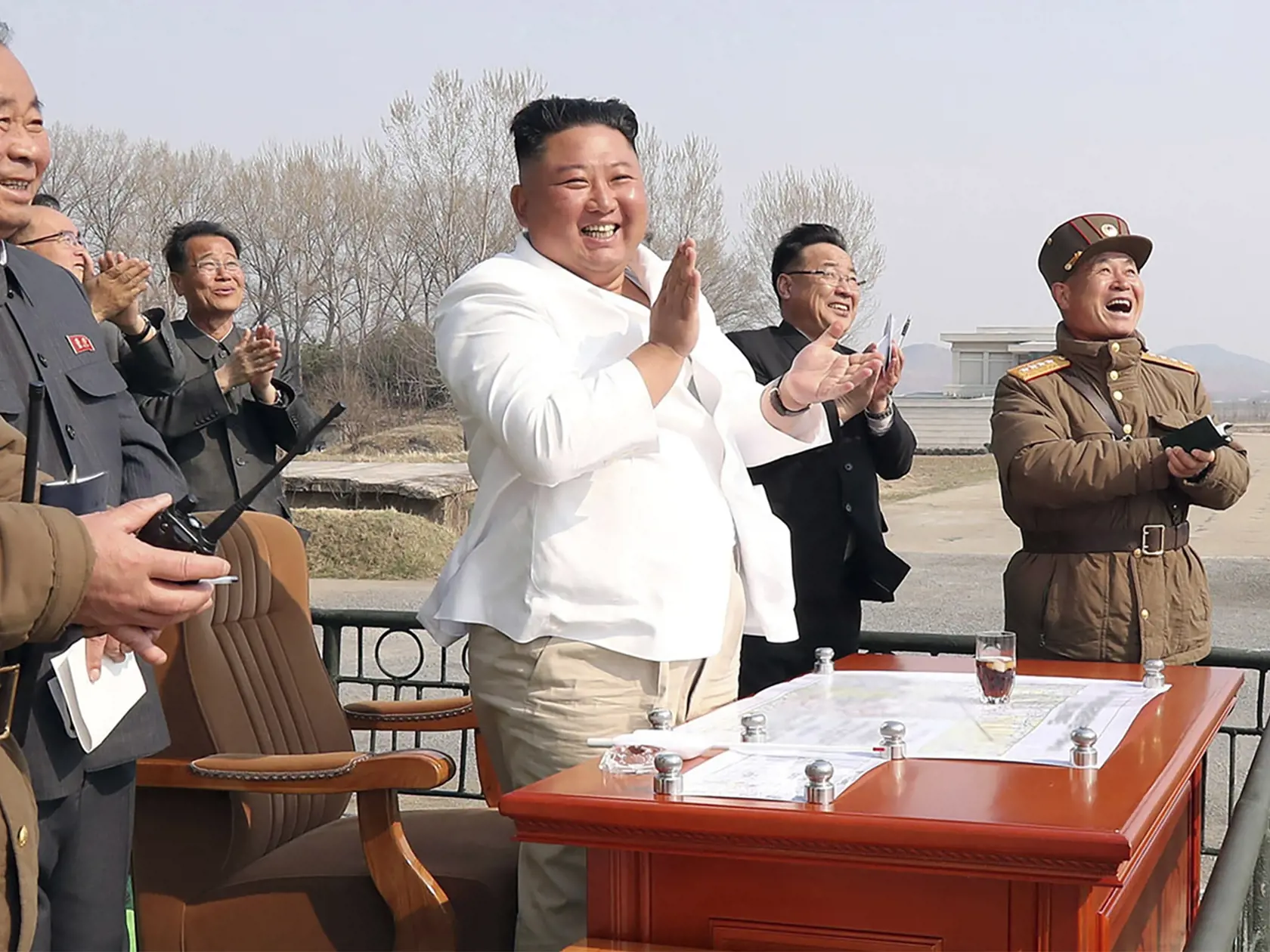 Na nedatovanej snímke vydanej 12. apríla 2020 severokórejský vodca Kim Čong-un počas inšpekcie protivzdušnej obrany v Severnej Kórei.