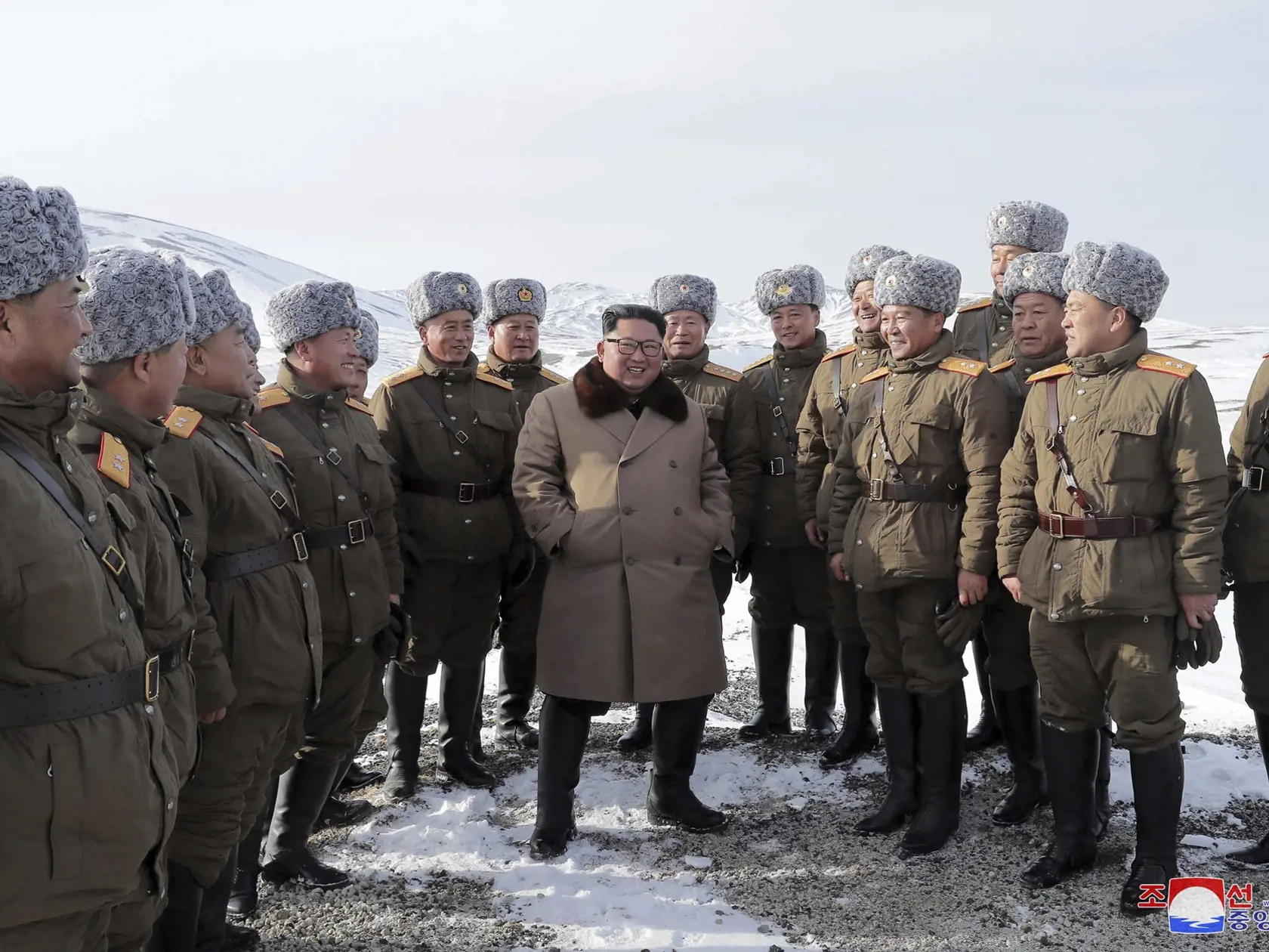 Na nedatovanej snímke, ktorú vydala 4. decembra 2019 severokórejská vláda, severokórejský líder Kim Čong-un (uprostred) počas návštevy na posvätnej hore Pektu.