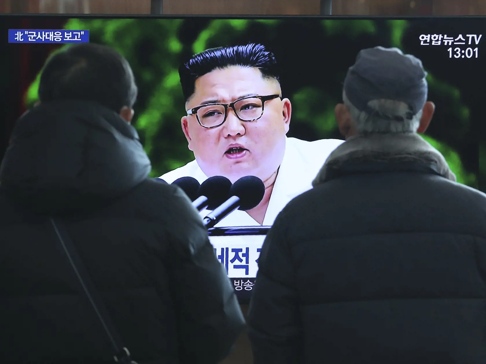 - Ľudia sledujú na televíznej obrazovke severokórejského lídra Kim Čong-una na železničnej stanici v Soule 31. decembra 2019.