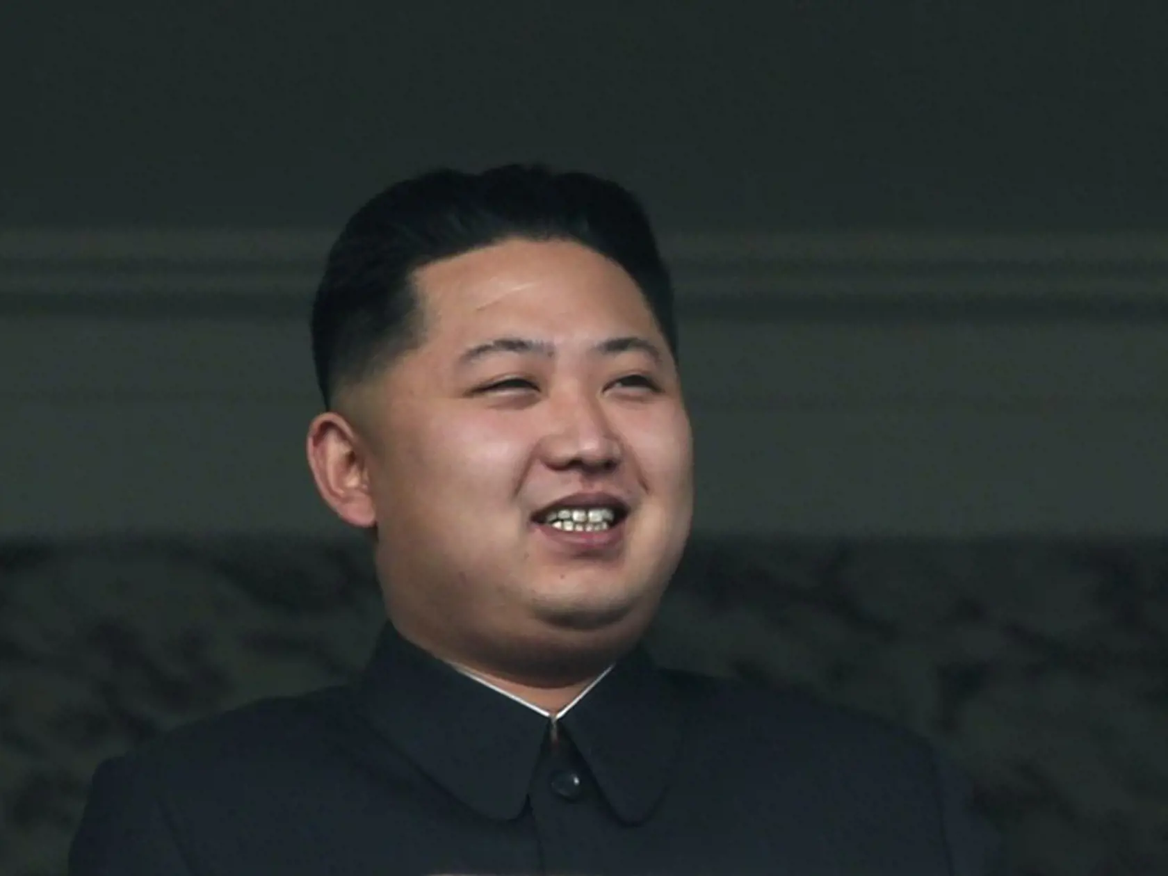 Kim Čong-un na svojom diplomatickom debute - vojenskej prehliadke k 65. výročiu založenia severokórejskej Strany pracujúcich.