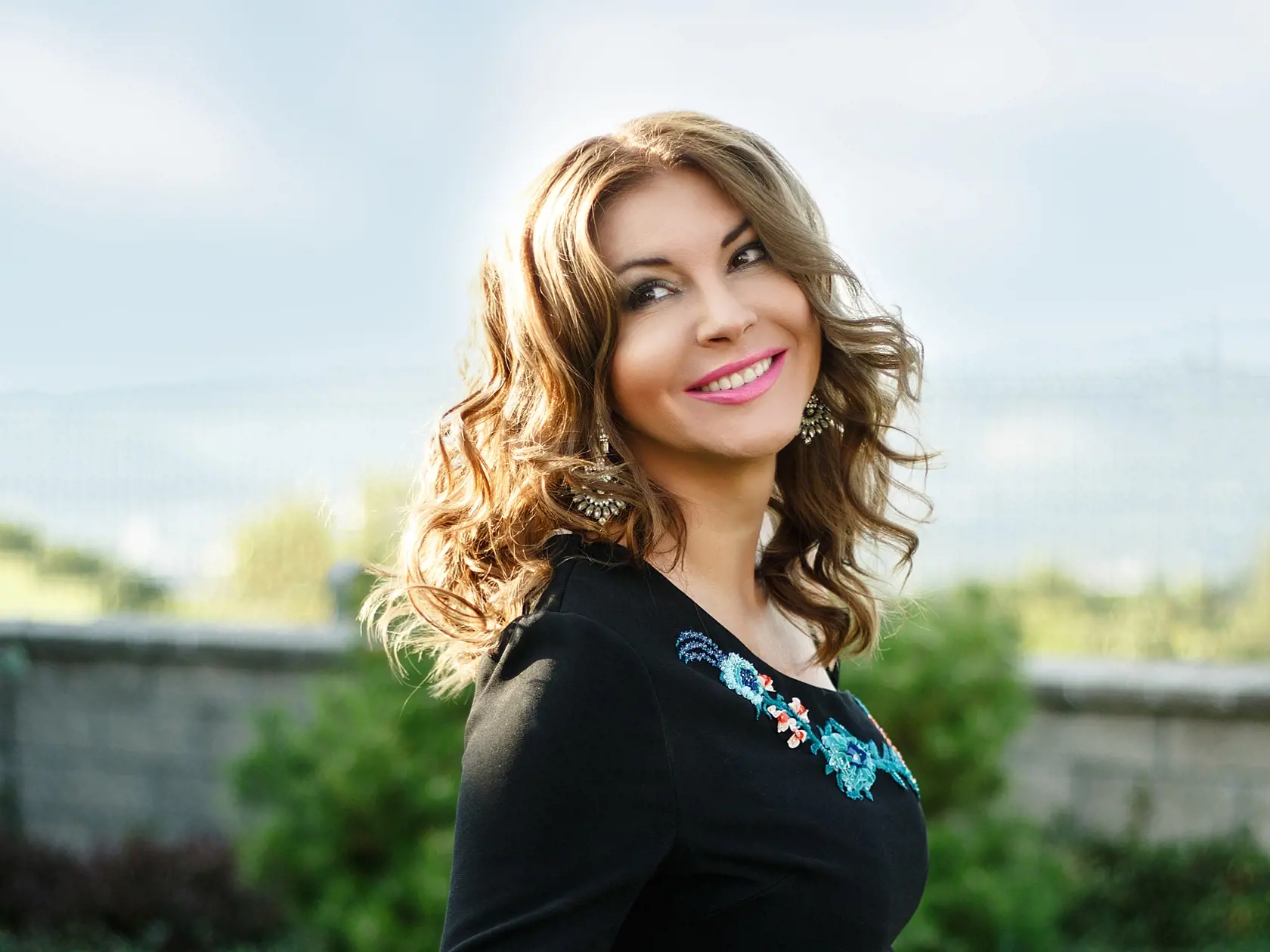 Rodená Košičanka, Andrea Tatarková, je prvá československá vicemiss z roku 1991. Po rokoch, počas ktorých sa venovala výchove dvoch synov Andrého i Alexa, sa vrátila späť do kolotoča šoubiznisu. Naplno sa venuje modelingu, redaktorskej práci pre istú súkromnú televíziu, moderovaniu firemných eventov, koncertov, festivalov, výstav, či iných podujatí. Keďže má módu a všetko čo s ňou súvisí v malíčku, neodmietla našu ponuku zhodnotiť outfity divákov, ktorí prišli povzbudzovať vytrvalcov na MMM v Ko