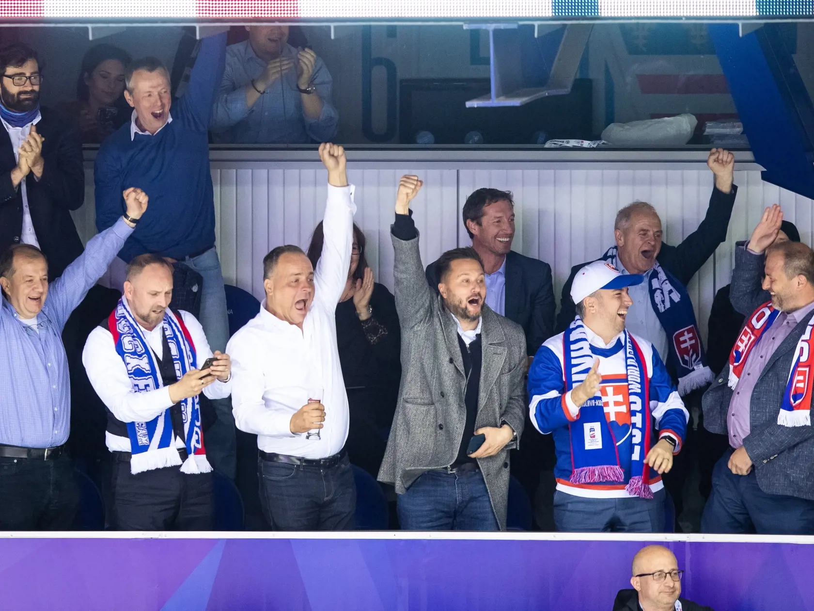 Zápas Slovenska proti Kanade na Majstrovstvách sveta v ľadovom hokeji v košickej Steel aréne. Na snímke Peter Bročka, Milan Majerský, Erika Jurinová, Marek Hattas, Ján Lunter, Richard Rybníček, Jozef Viskupič, Juraj Droba a Matúš Vallo.