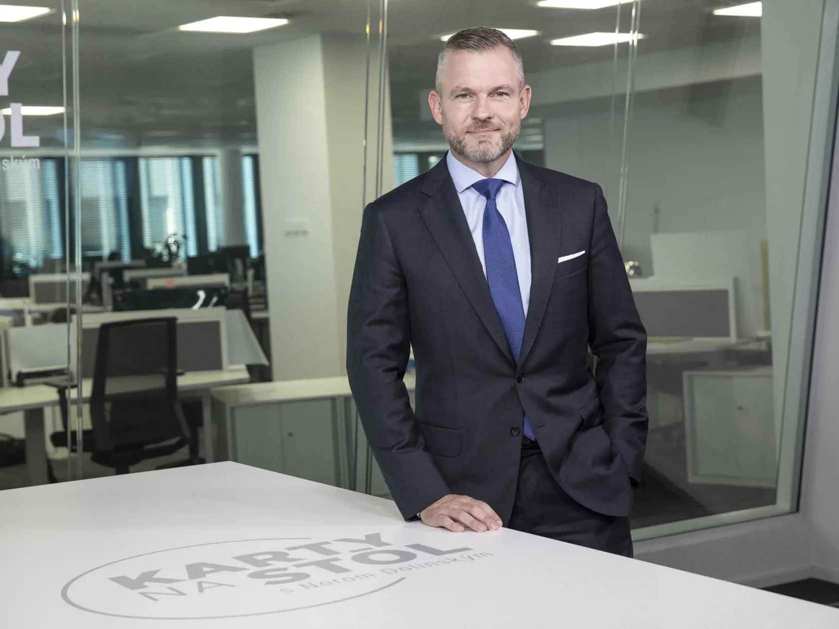Na snímke je Diskusná relácia "Karty na stôl", ktorej hosťom bol predseda strany Hlas - SD a bývalý predseda vlády Peter Pellegrini.