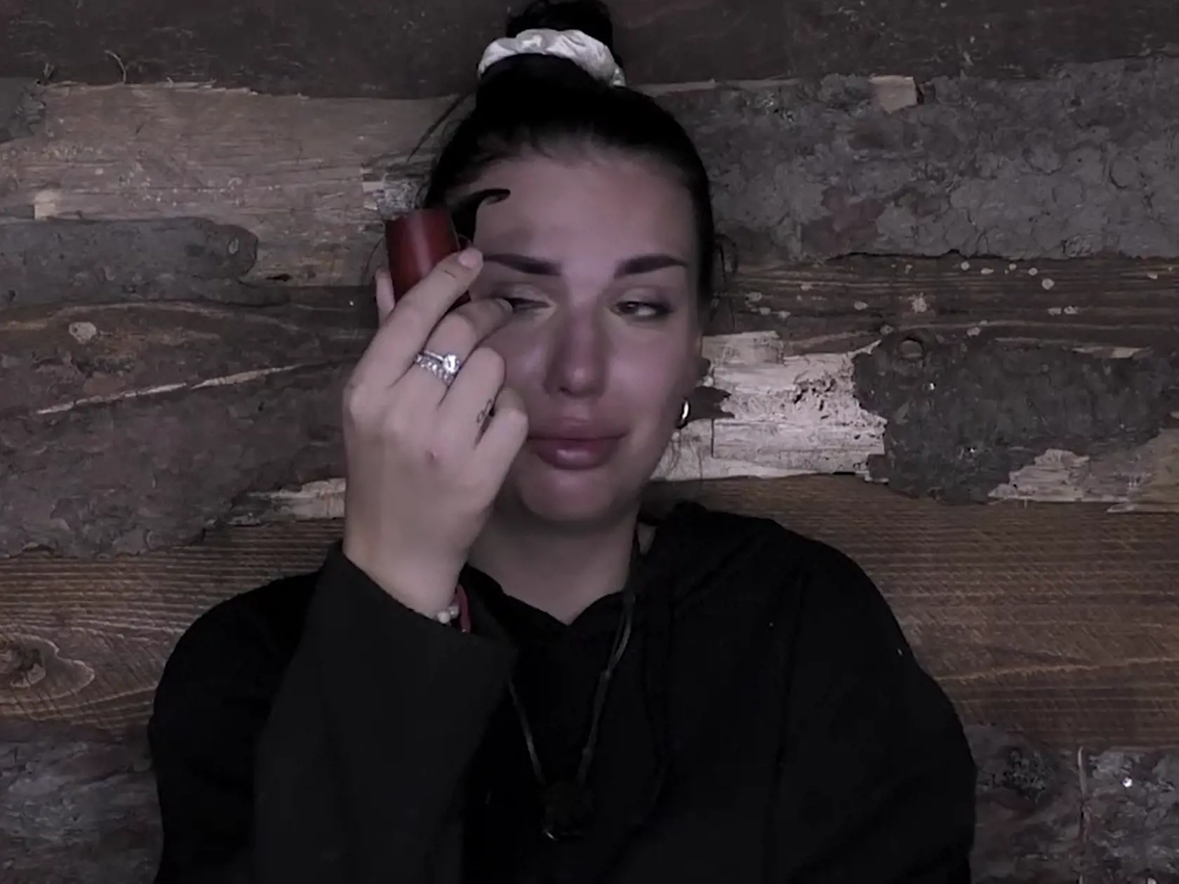 Lena a Matúš sa ožrali a mali sex priamo na verande pod kamerou. Lena sa ráno takmer prepadla od hanby.