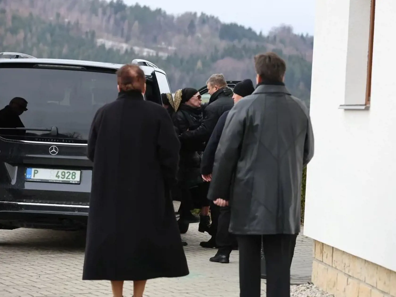 Posledná rozlúčka s Helenou Zeťovou, ktorá náhle zomrela vo veku 44 rokov. Na snímke zdrvená speváčkina mama Alena, ktorá práve vystupuje z auta. 
