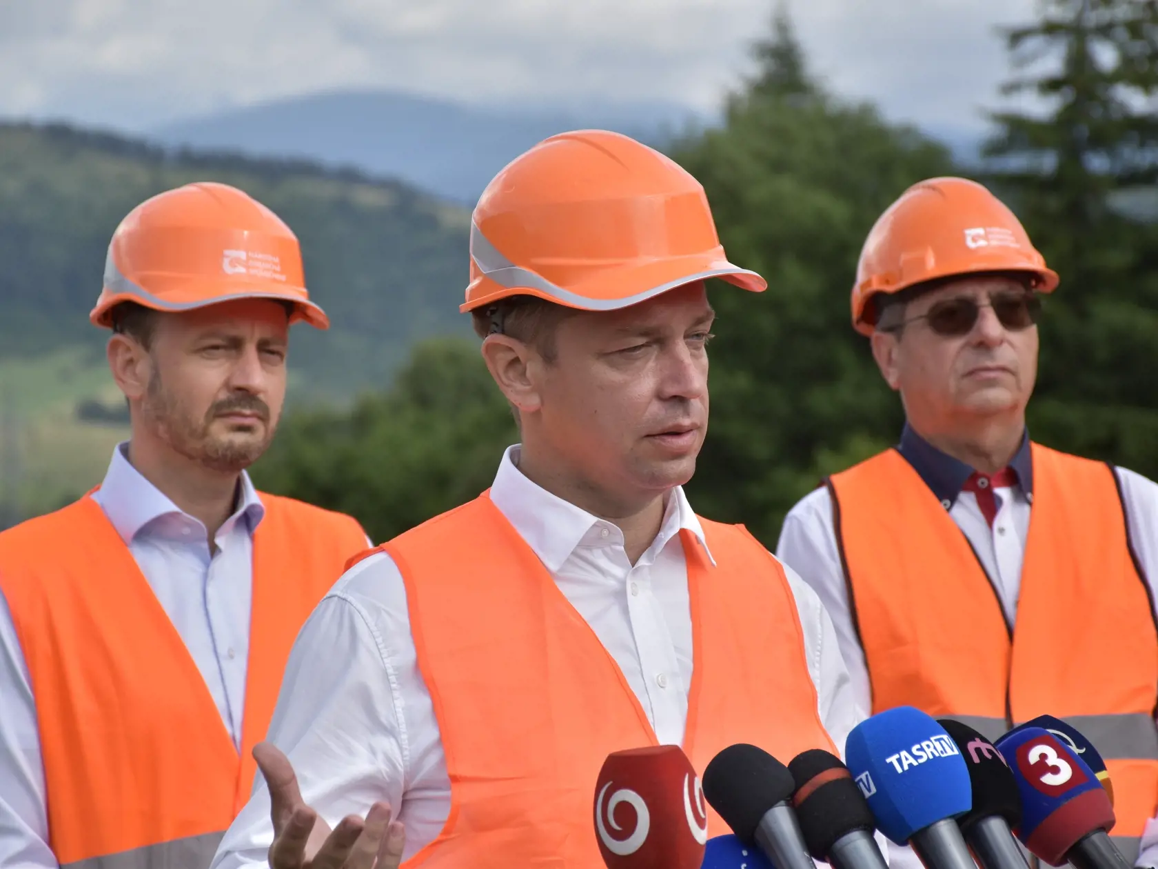 Na snímke uprostred minister dopravy Andrej Doležal, naľavo premiér SR Eduard Heger a vpravo generálny riaditeľ NDS Juraj Tlapa. V Ružomberku, 2. júla 2021.